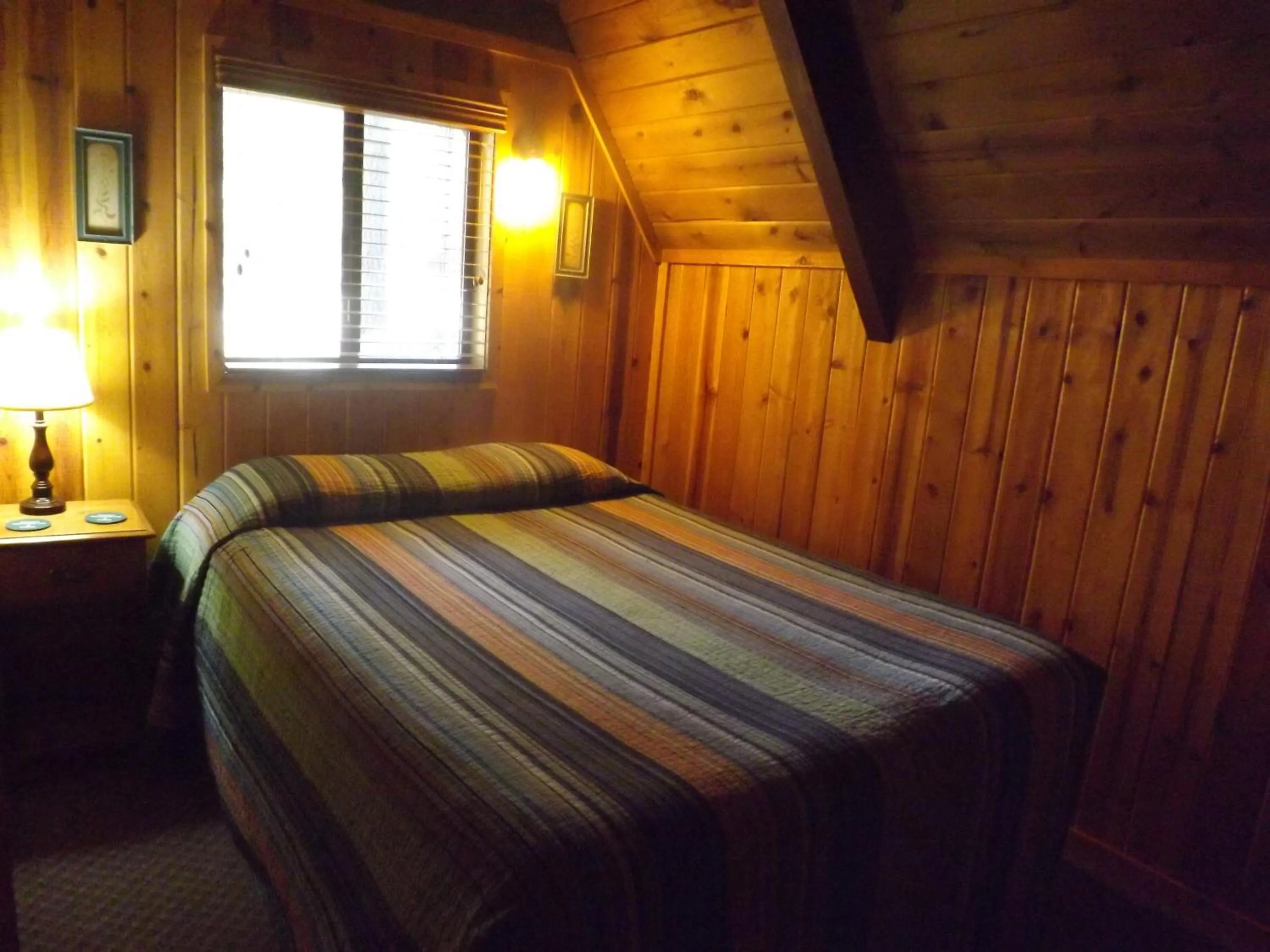 Bed in Arizona Mountain Inn & Cabins