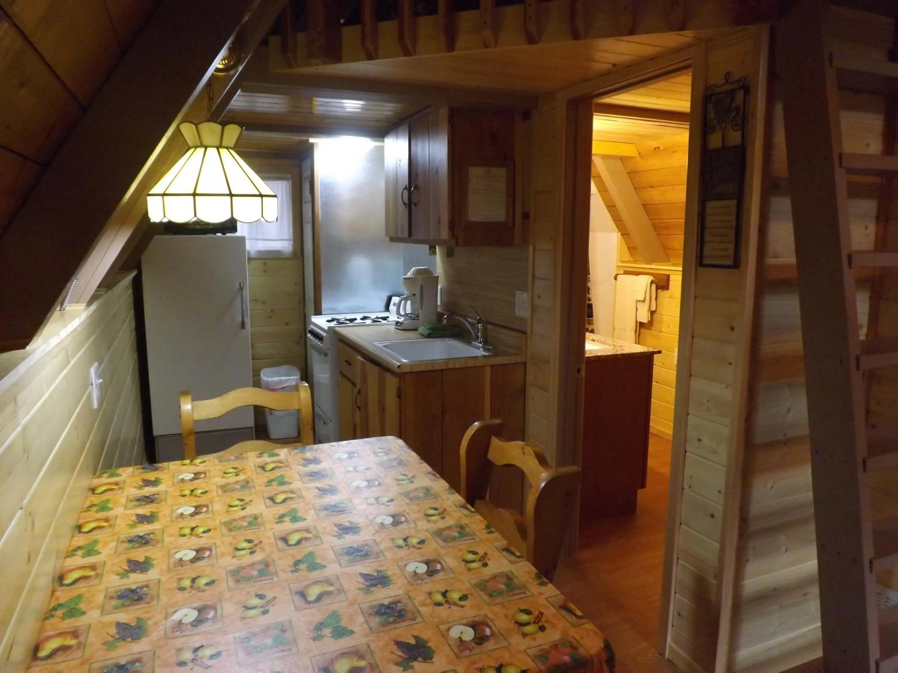 Bathroom, Bed in Arizona Mountain Inn & Cabins