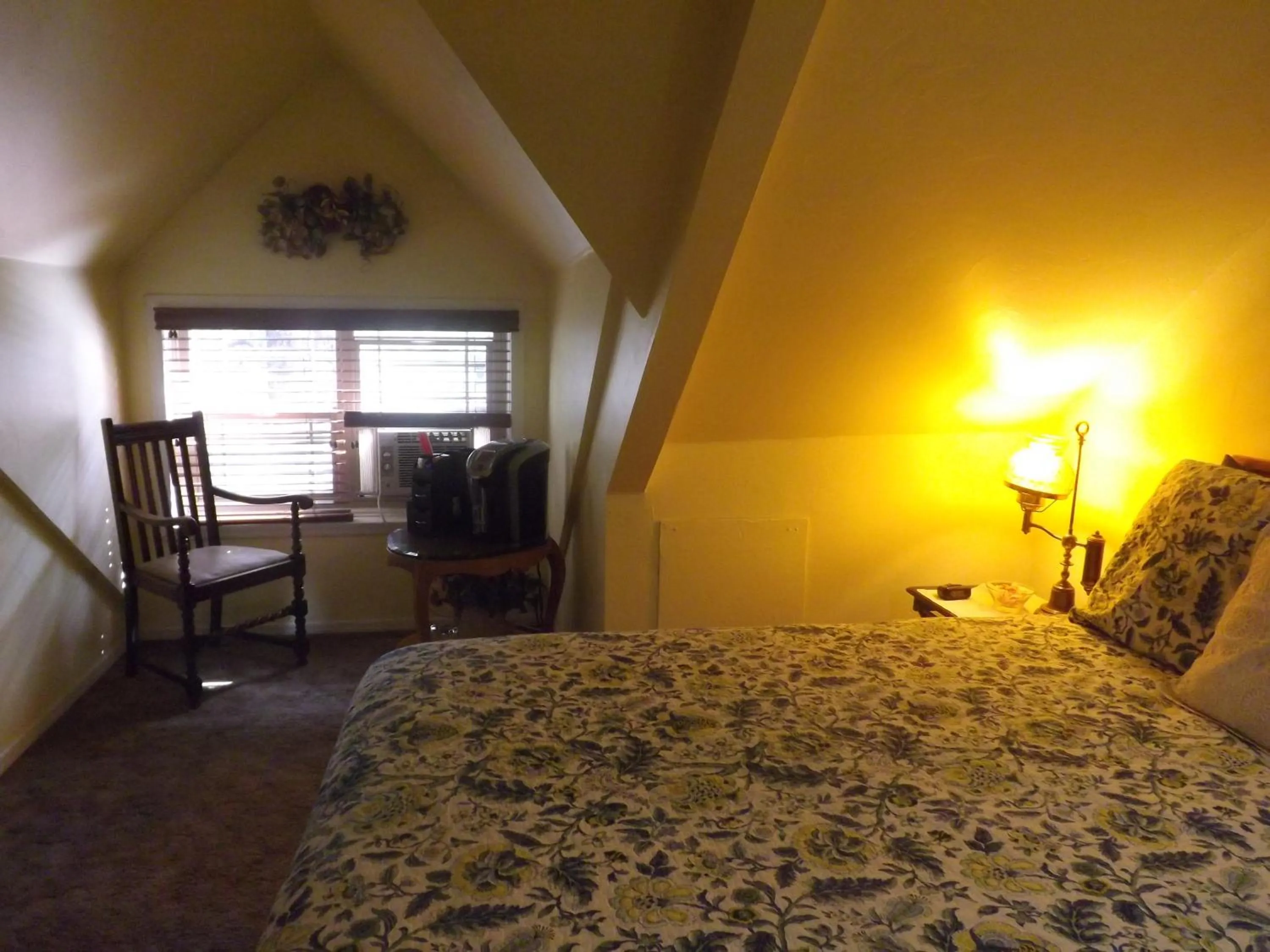 Bed in Arizona Mountain Inn & Cabins