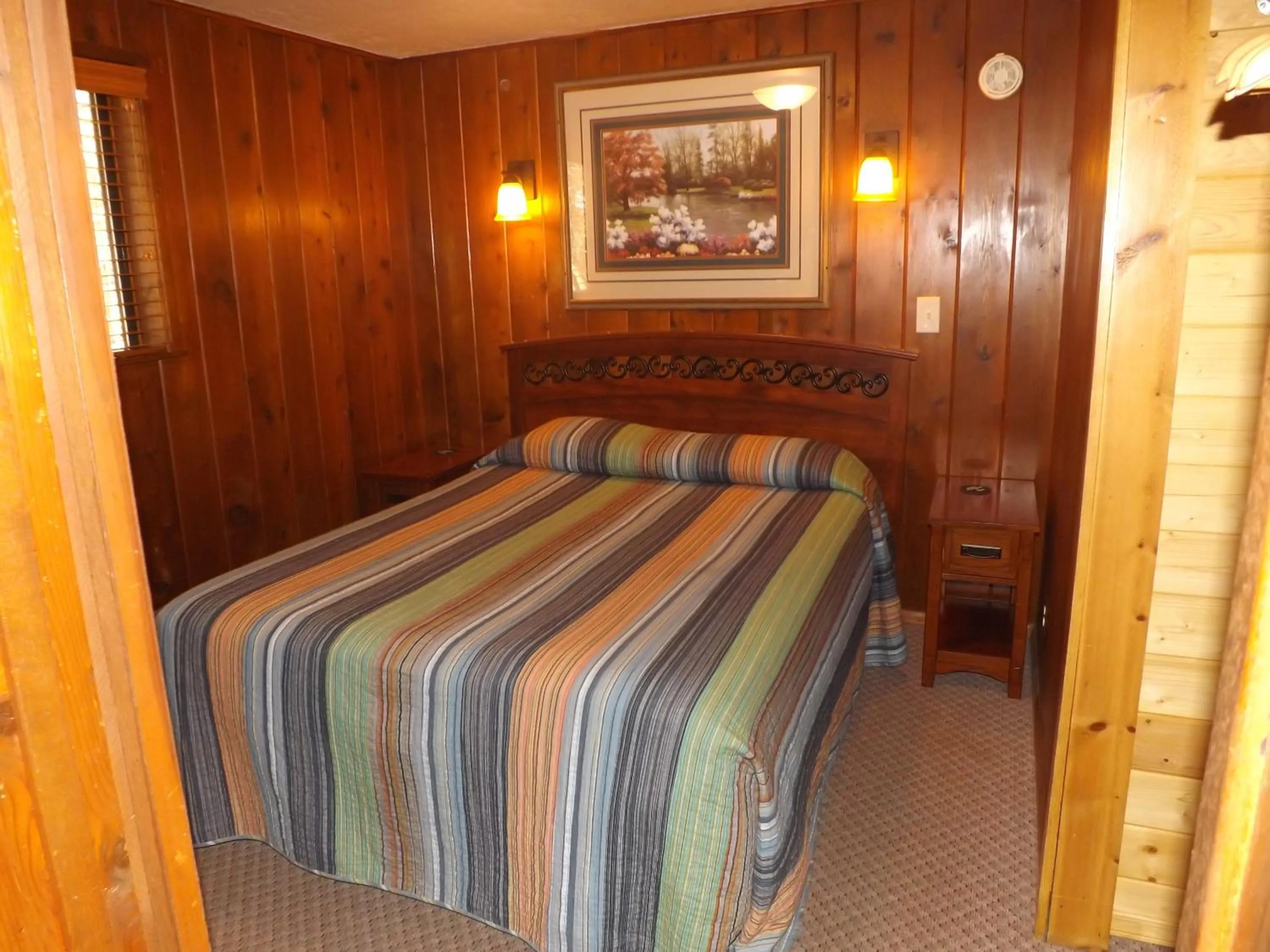 Bed in Arizona Mountain Inn & Cabins