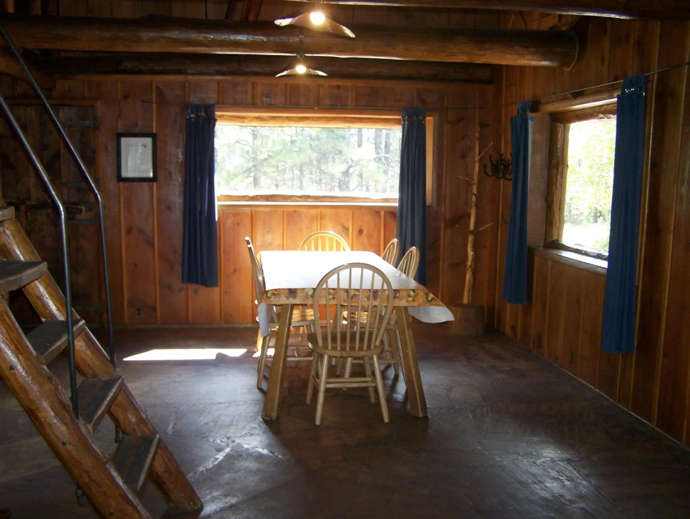 Dining area in Arizona Mountain Inn & Cabins