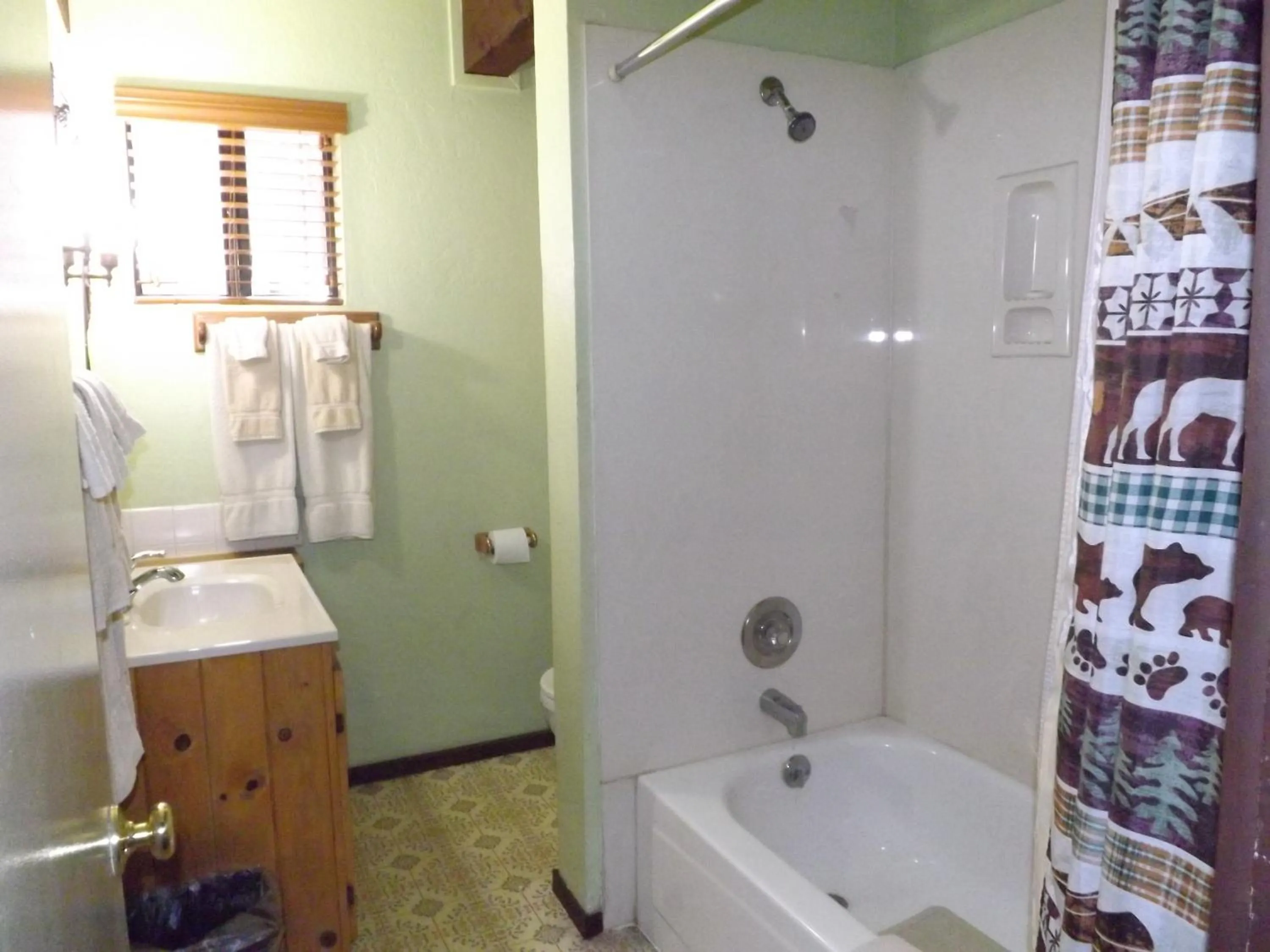 Bathroom in Arizona Mountain Inn & Cabins