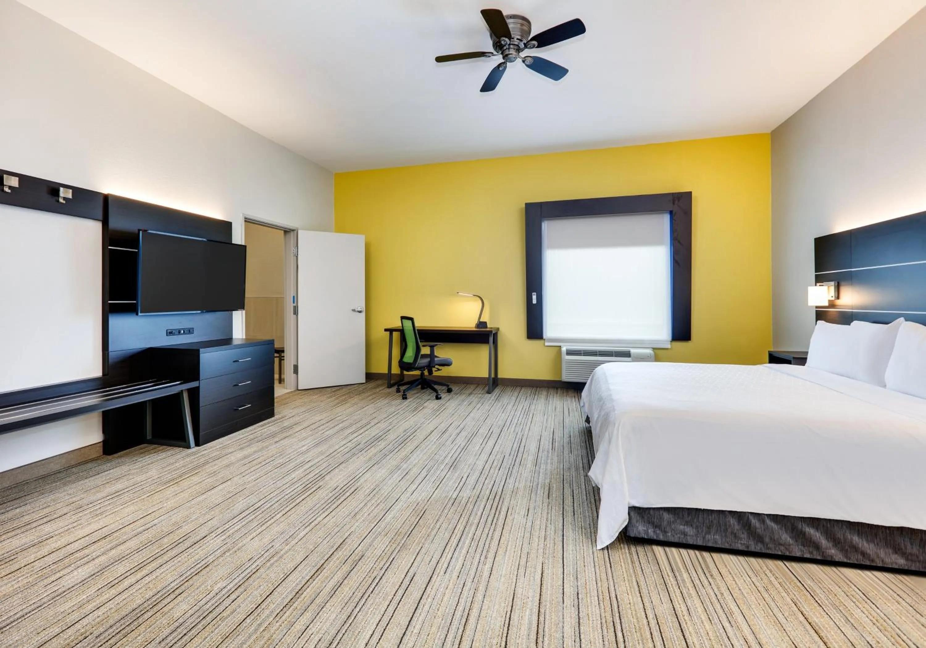 Photo of the whole room, Bed in Holiday Inn Express Hotel & Suites Cleburne by IHG