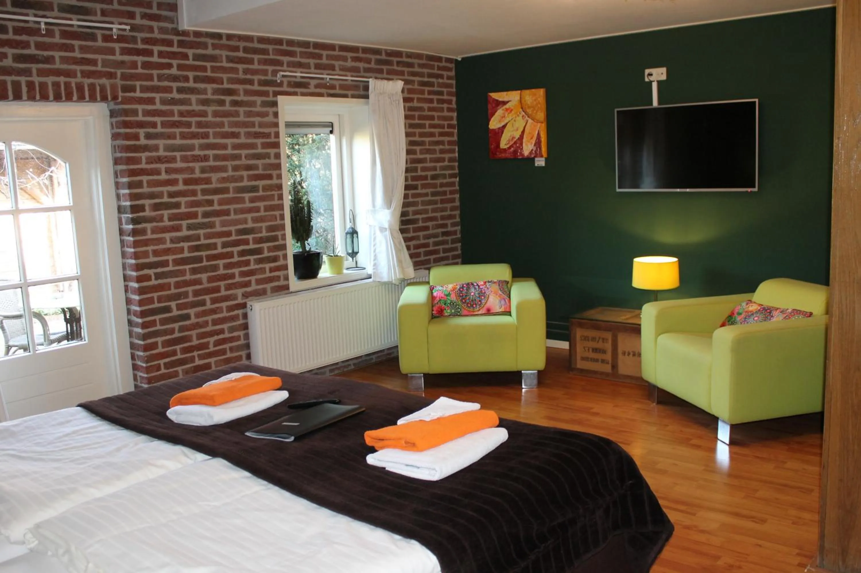 Seating area, Bed in Boutique Hotel Nieuw Beusink