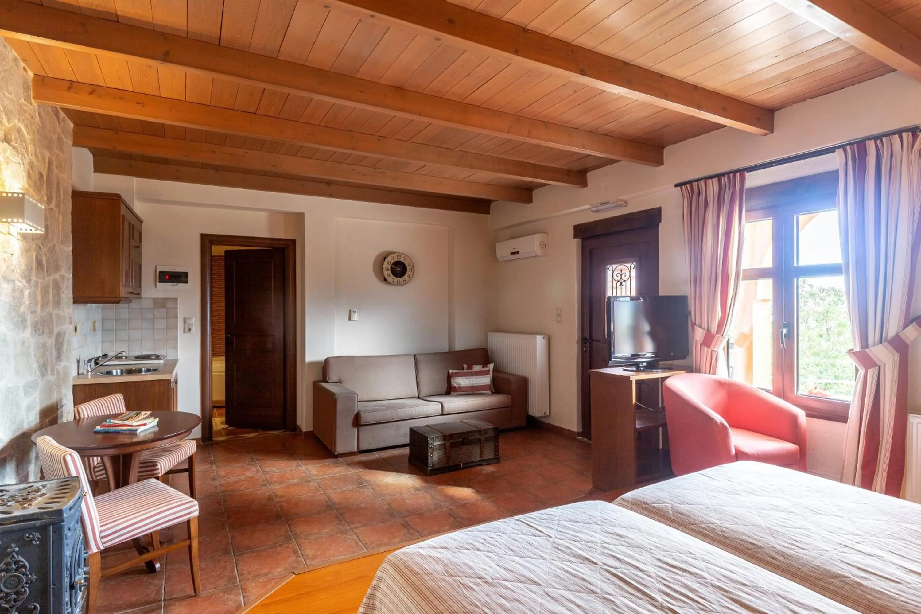 Communal lounge/ TV room, Bed in Mala Villa