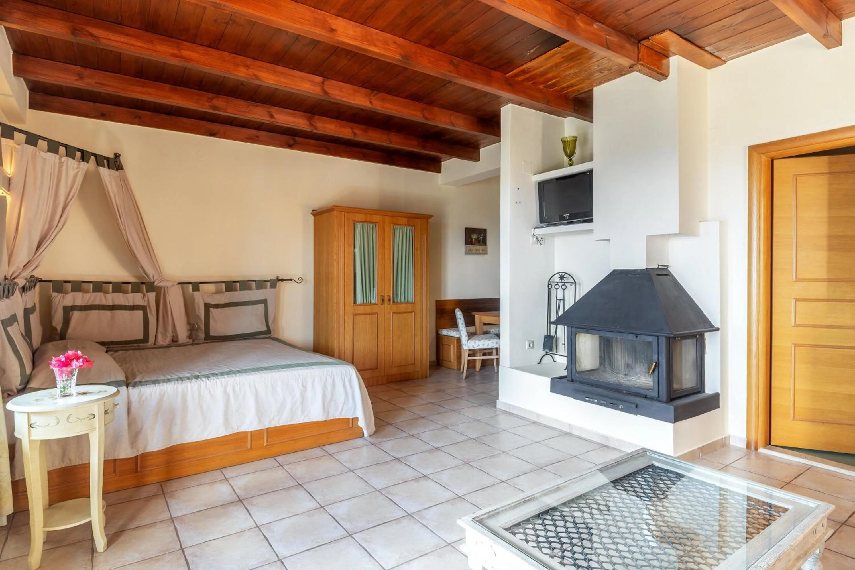 Kitchen or kitchenette, Bed in Mala Villa