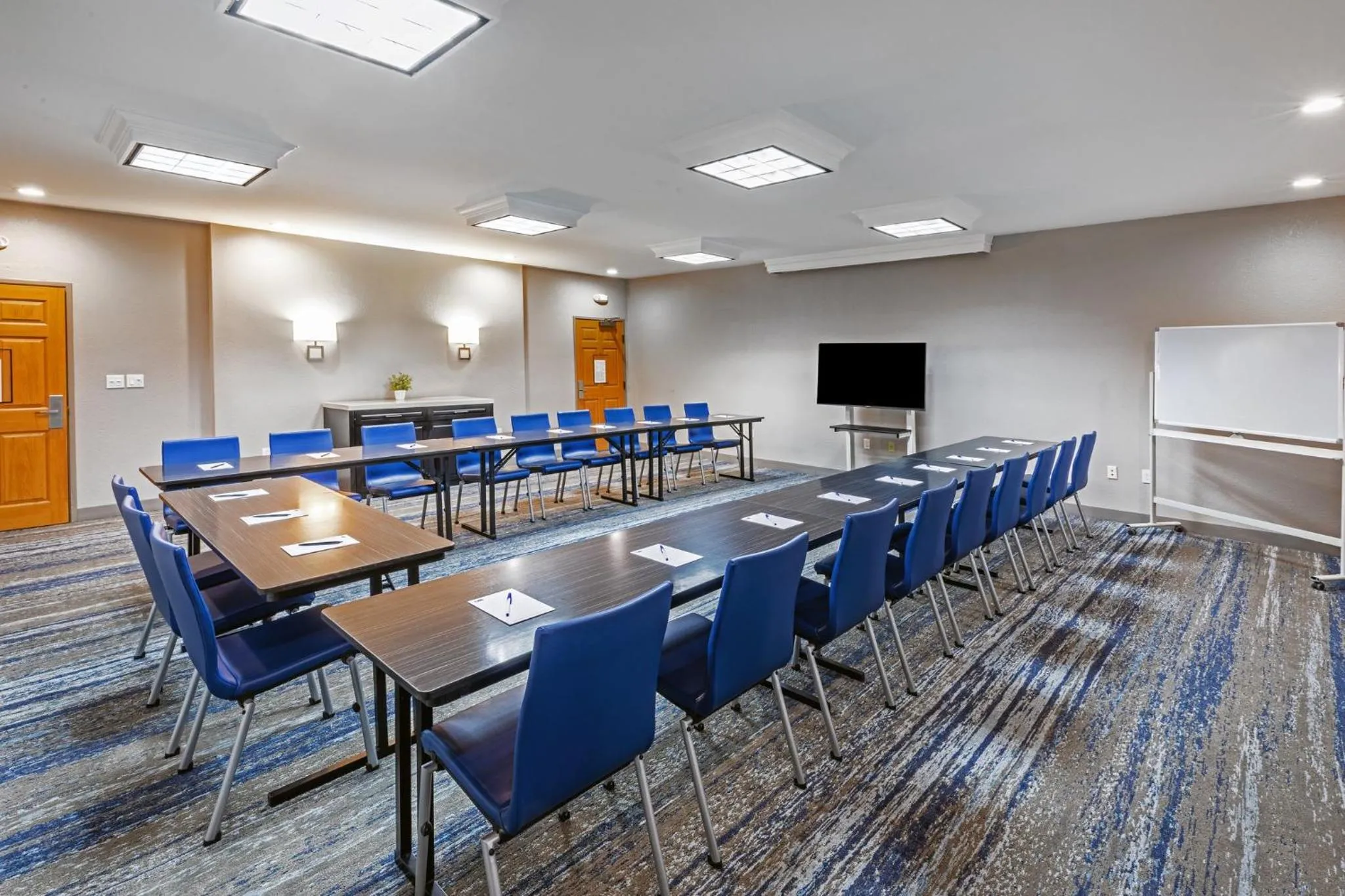 Meeting/conference room in Holiday Inn Express & Suites Tulsa S Broken Arrow Hwy 51 by IHG