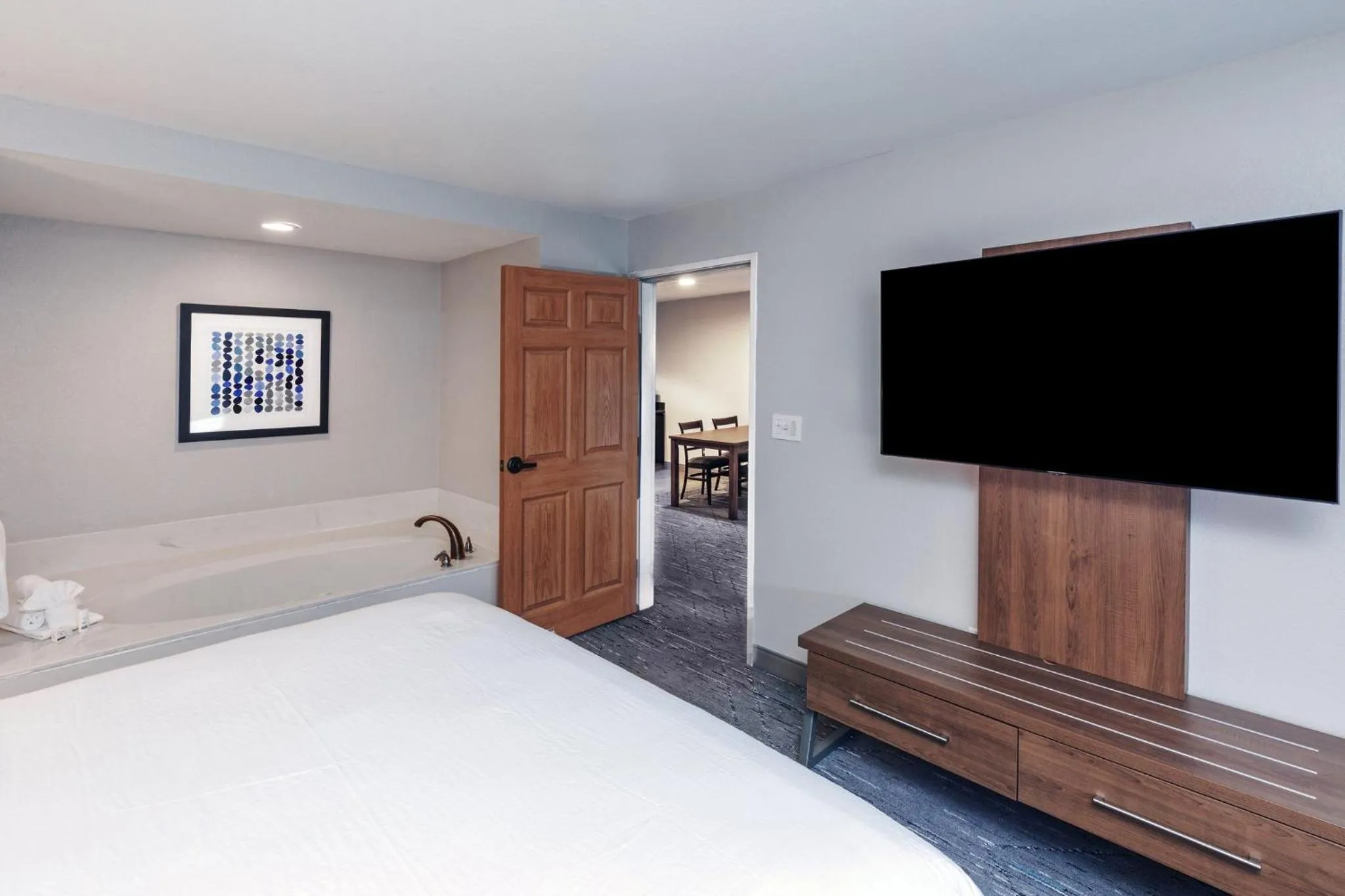 Photo of the whole room, Bed in Holiday Inn Express & Suites Tulsa S Broken Arrow Hwy 51 by IHG