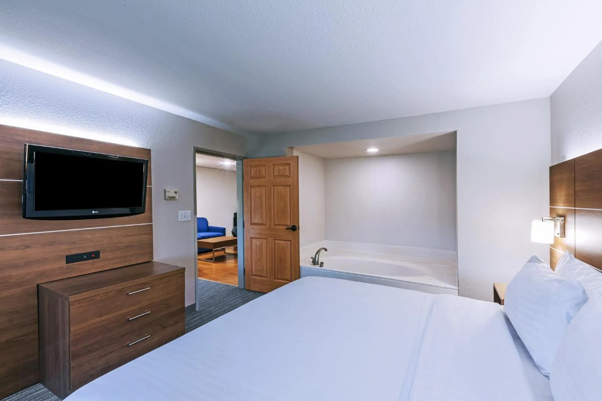 Photo of the whole room, Bed in Holiday Inn Express & Suites Tulsa S Broken Arrow Hwy 51 by IHG