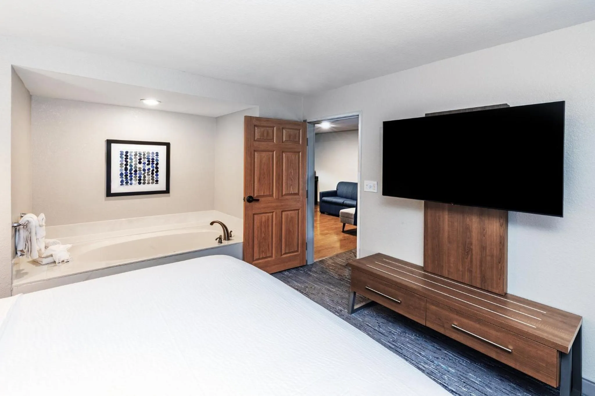 Photo of the whole room, Bed in Holiday Inn Express & Suites Tulsa S Broken Arrow Hwy 51 by IHG