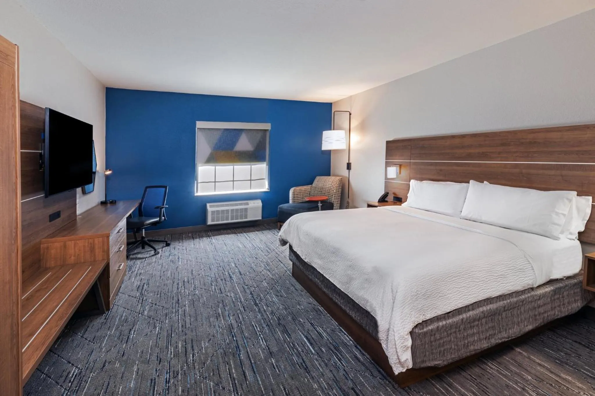 Photo of the whole room, Bed in Holiday Inn Express & Suites Tulsa S Broken Arrow Hwy 51 by IHG