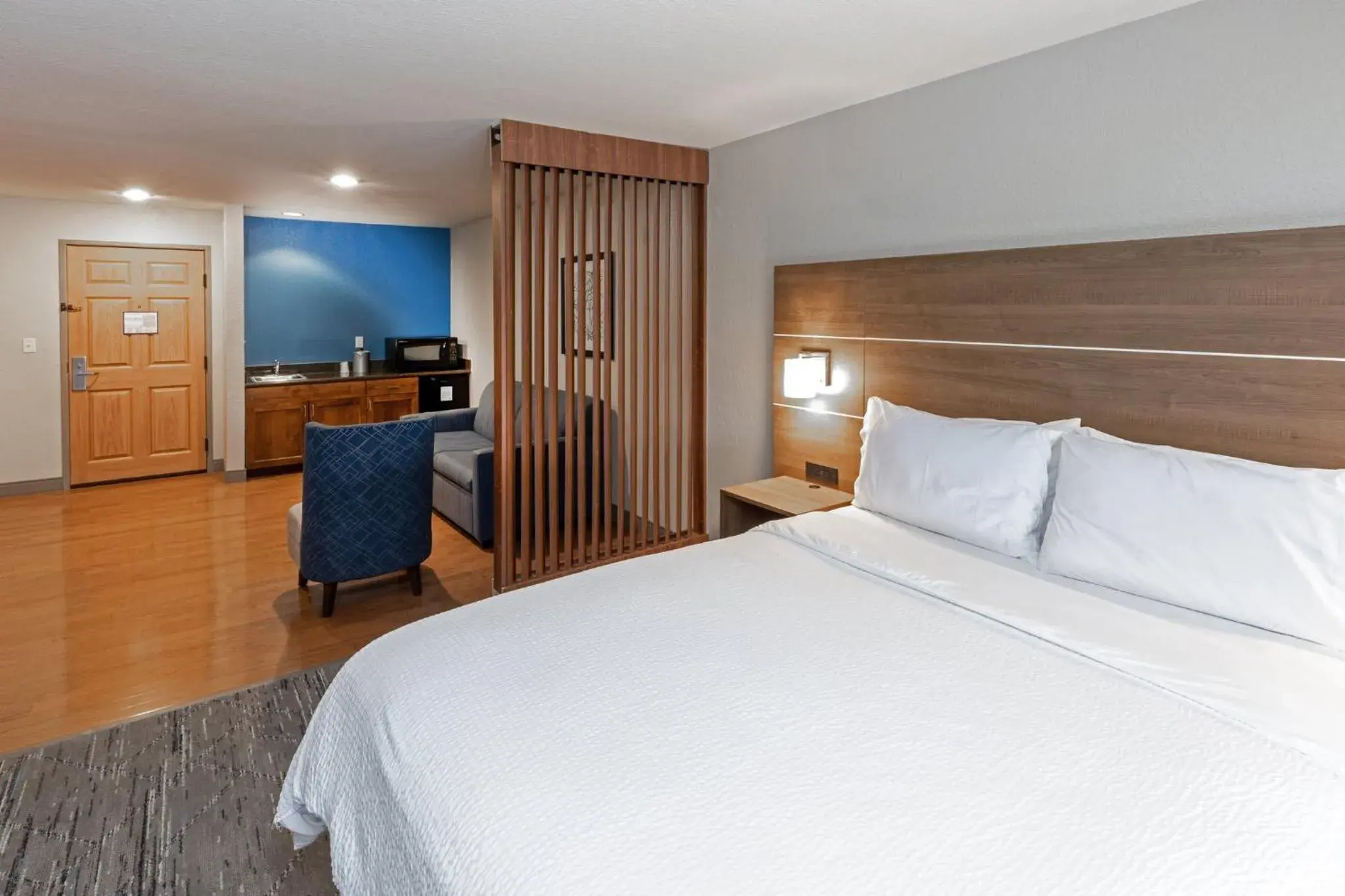 Photo of the whole room, Bed in Holiday Inn Express & Suites Tulsa S Broken Arrow Hwy 51 by IHG Photo of the whole room, Bed in Holiday Inn Express & Suites Tulsa S Broken Arrow Hwy 51 by IHG