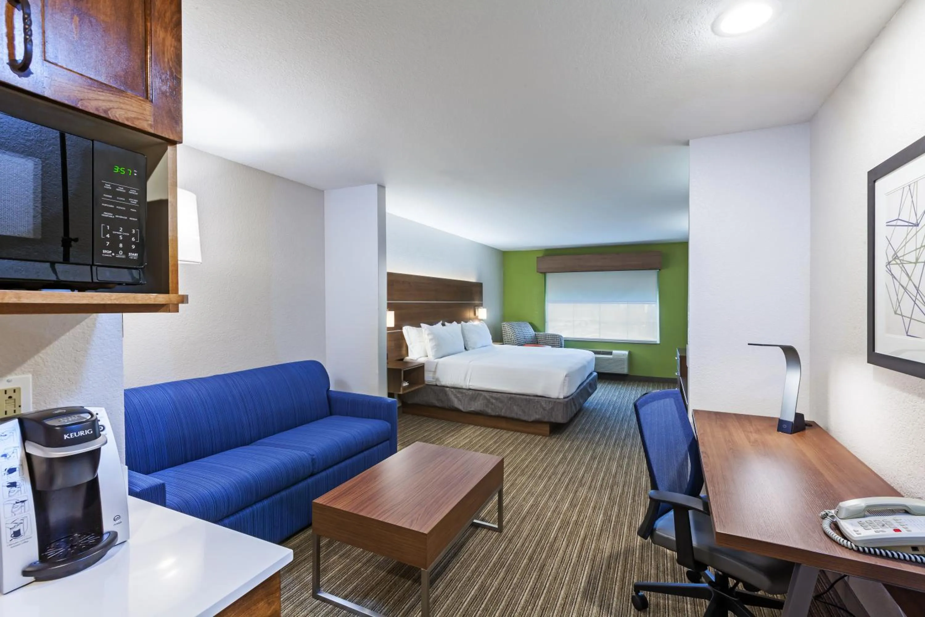Kitchen or kitchenette, Bed in Holiday Inn Express & Suites Tulsa S Broken Arrow Hwy 51 by IHG