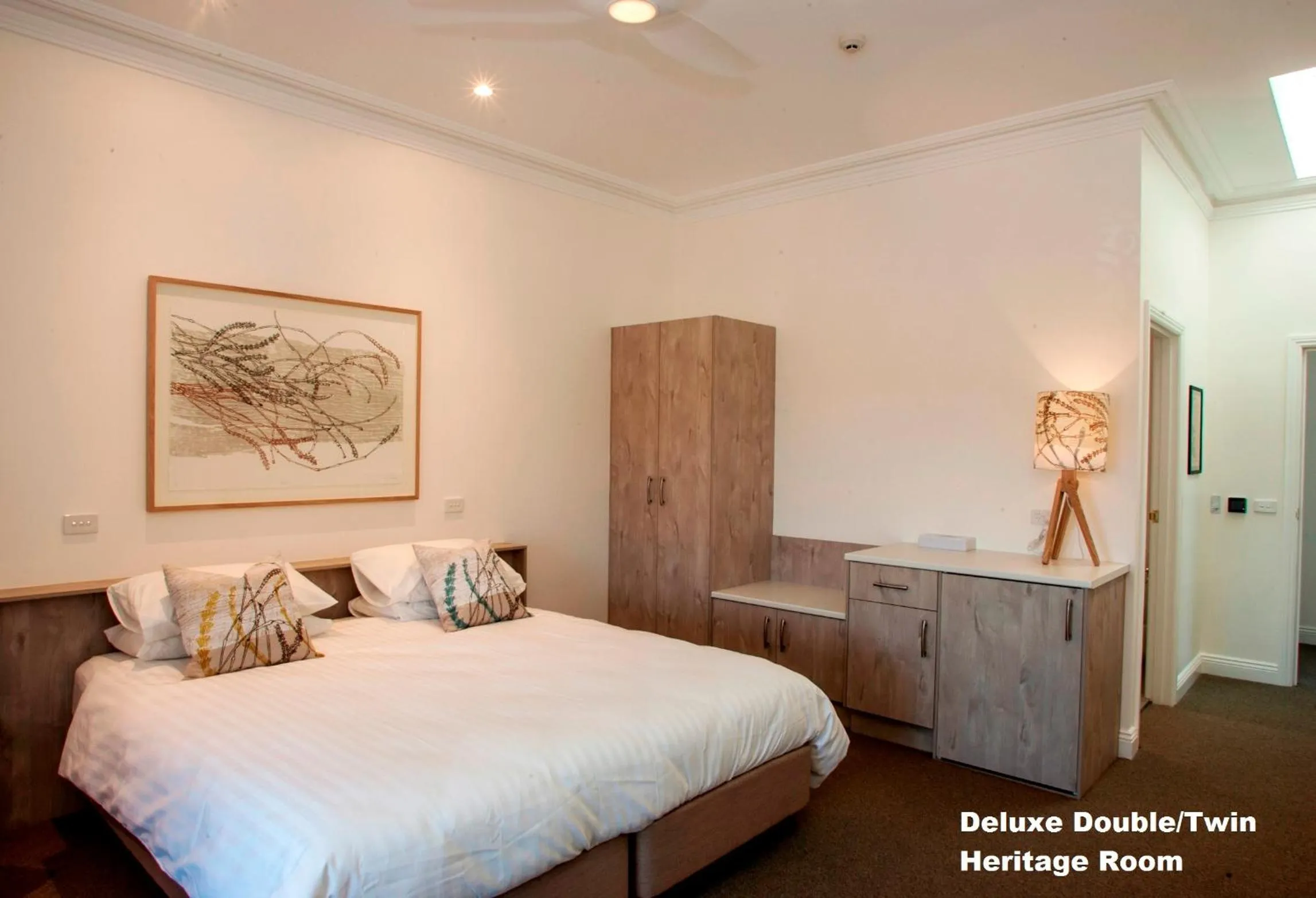 Spring, Bed in Tathra Hotel & Motel