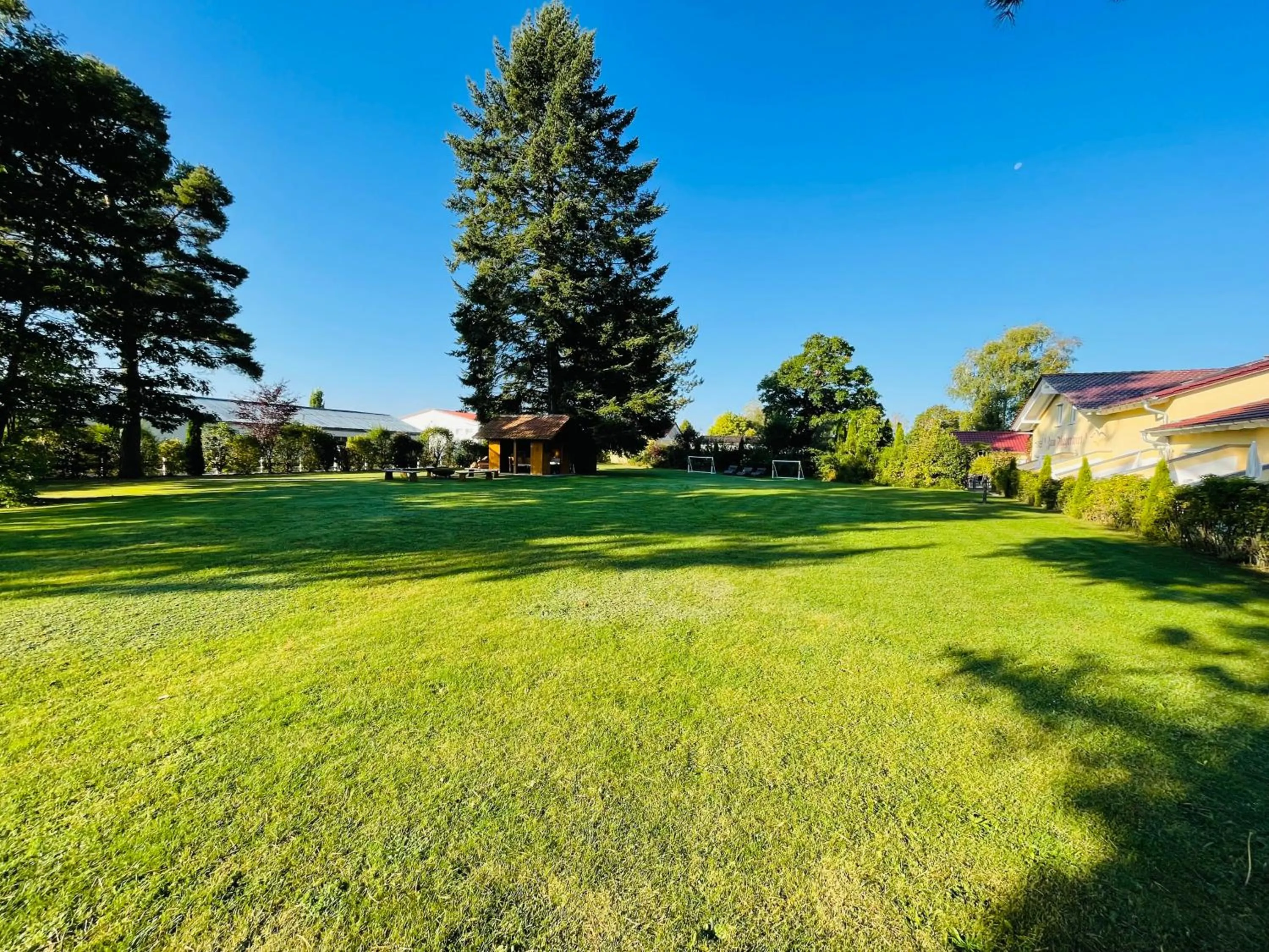 Garden view in Hotel Zum Fliegerwirt