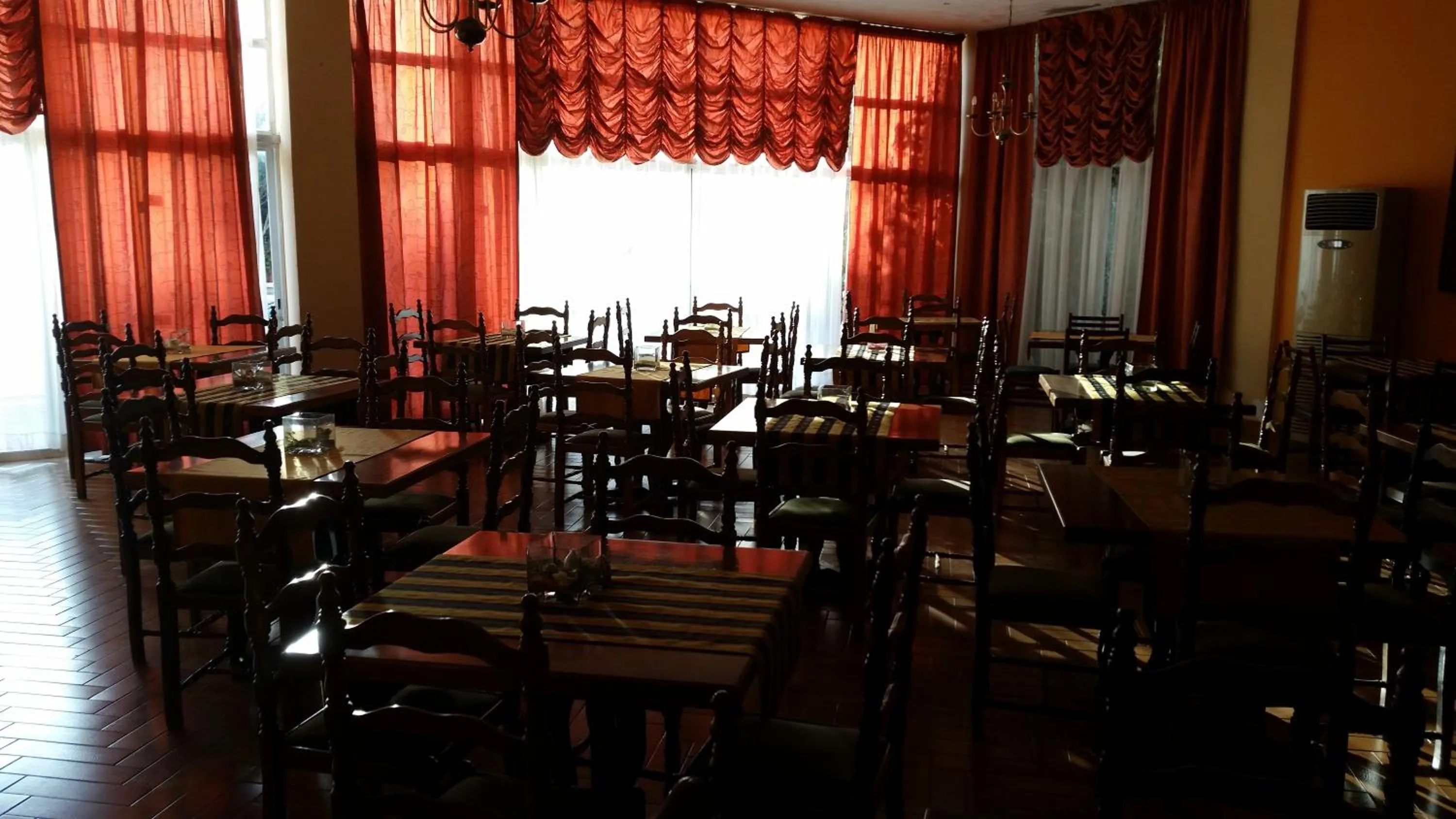 Restaurant/places to eat in Sylva Hotel