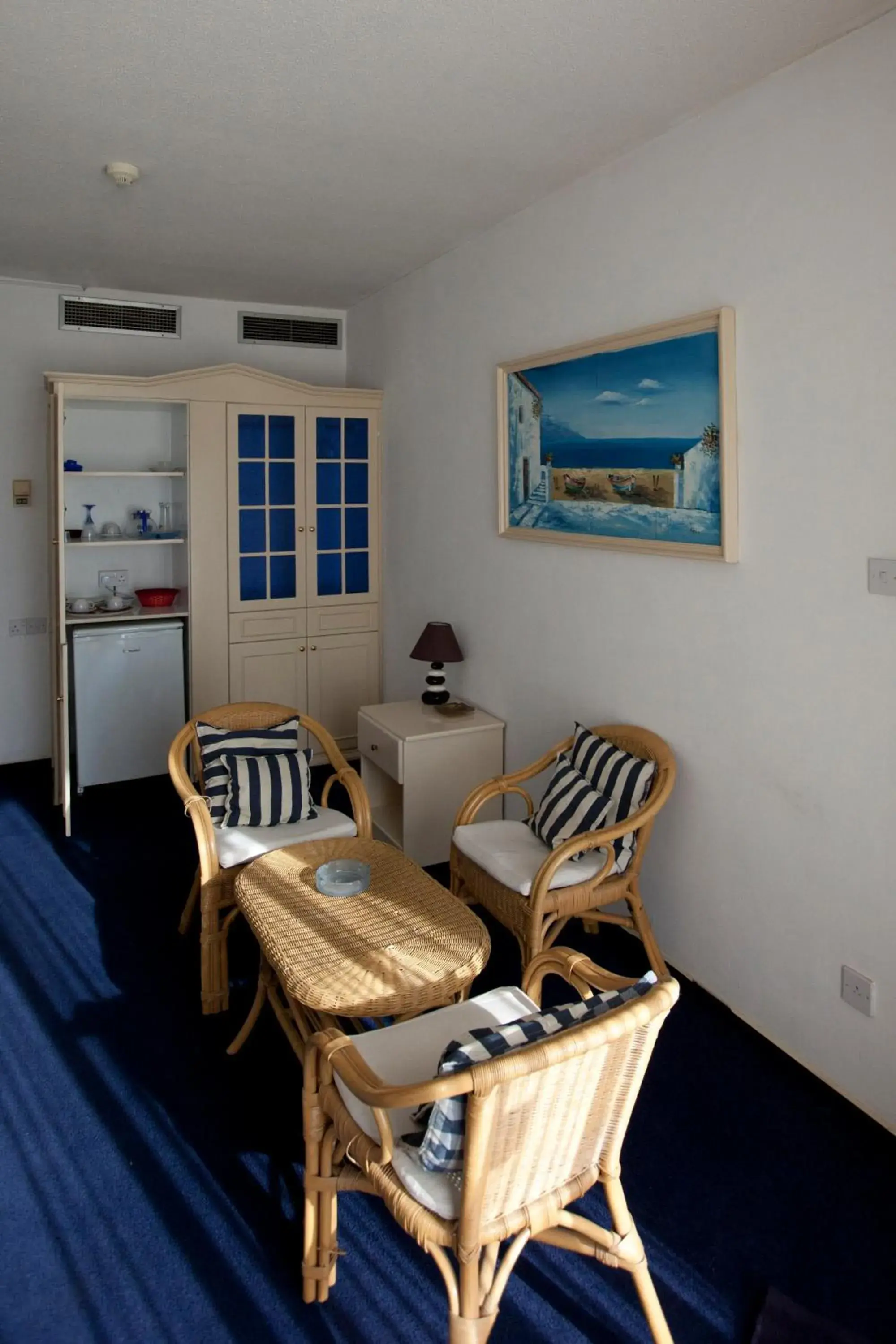 Living room, Dining Area in Sylva Hotel