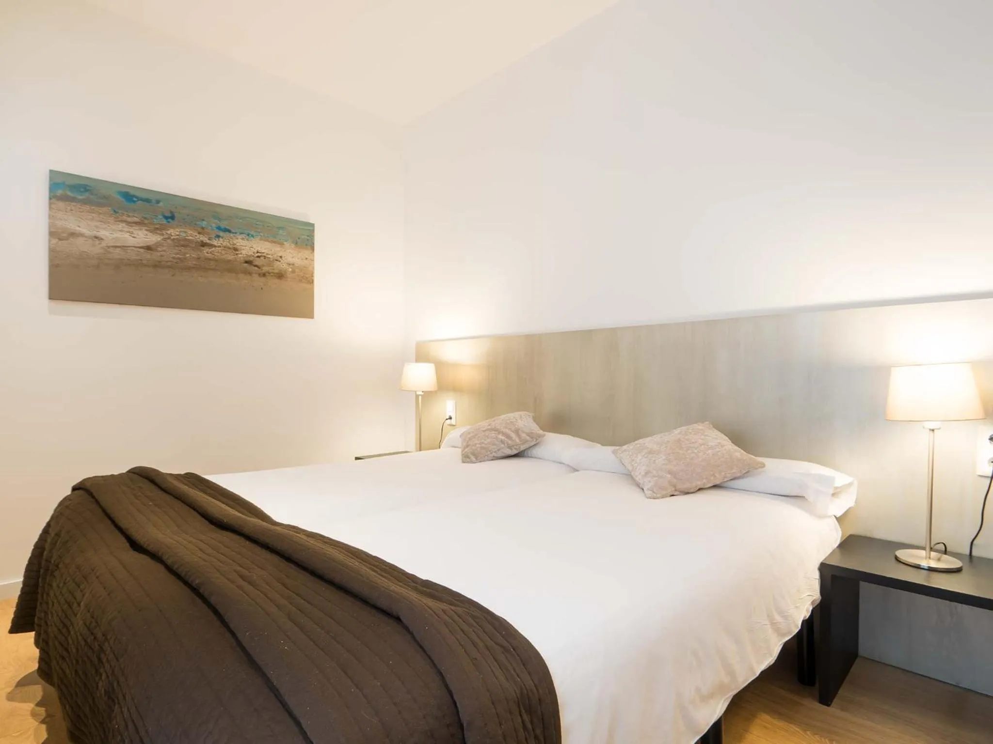 Photo of the whole room, Bed in Rent Top Apartments Rambla Catalunya