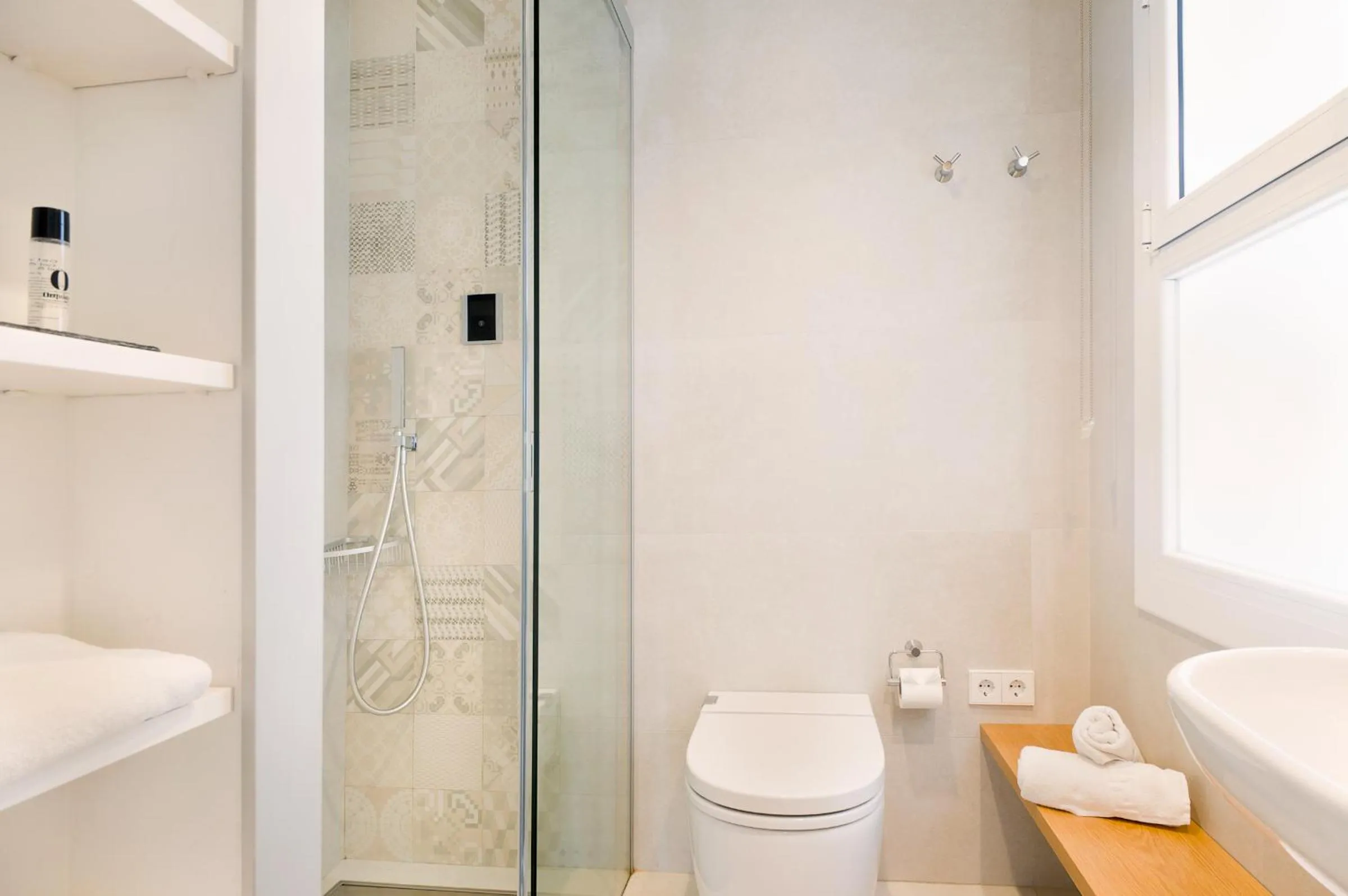 Shower in Rent Top Apartments Rambla Catalunya