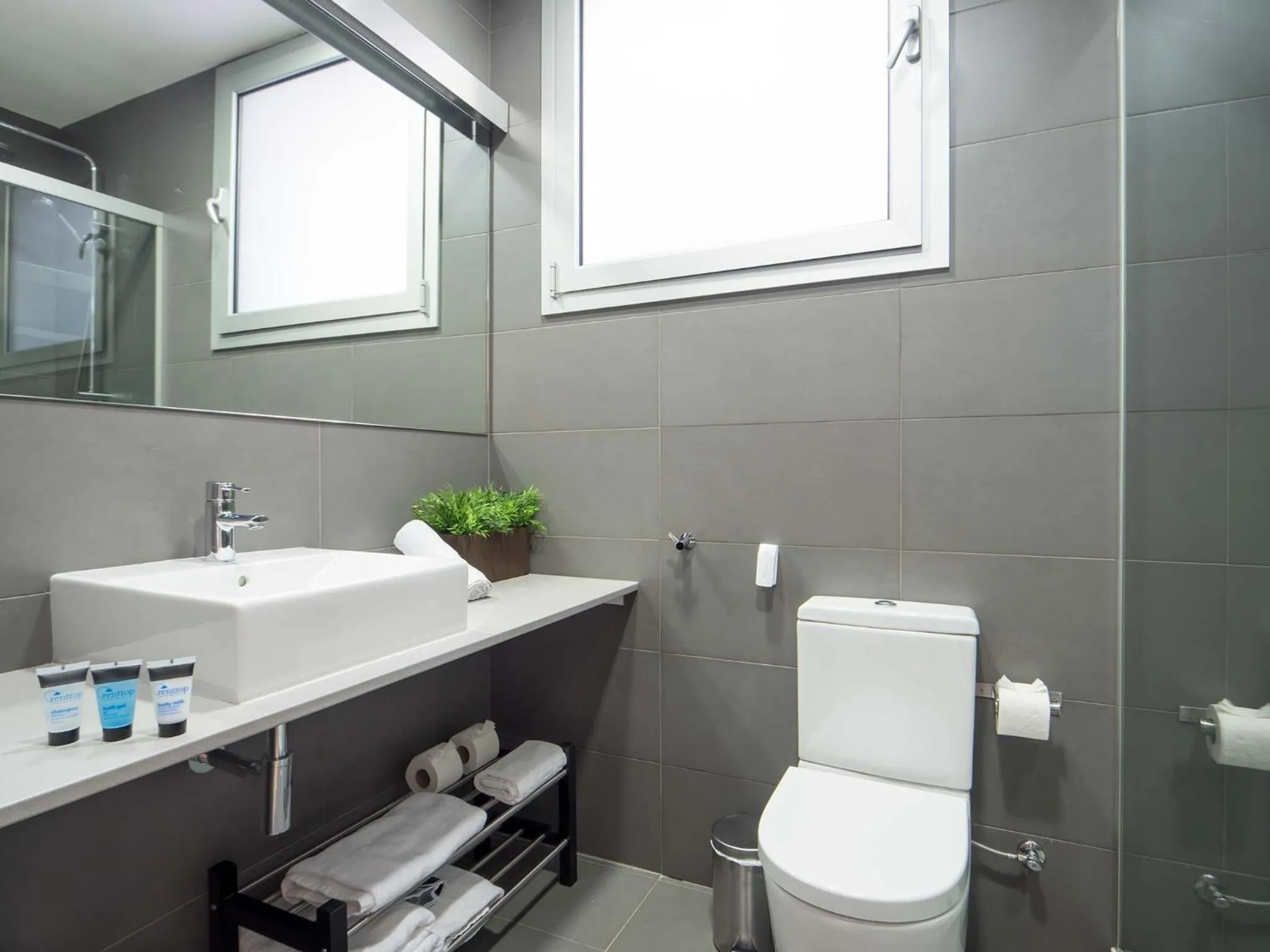 Shower in Rent Top Apartments Rambla Catalunya