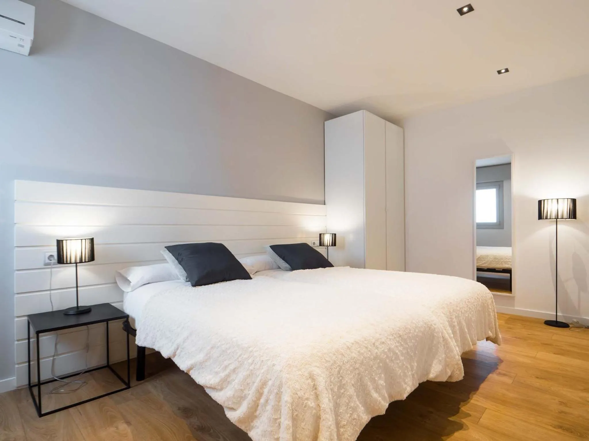Photo of the whole room, Bed in Rent Top Apartments Rambla Catalunya