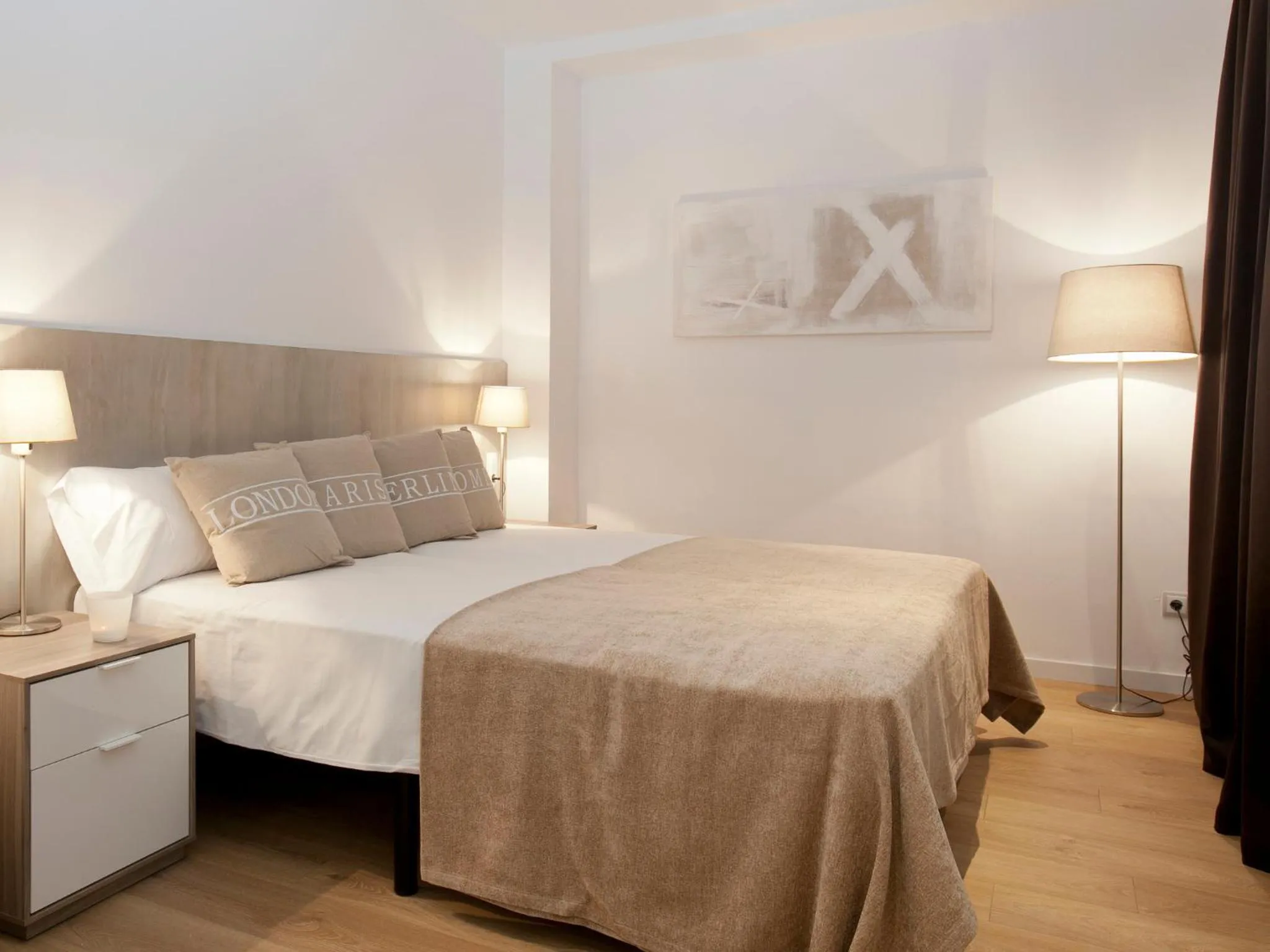 Bedroom, Bed in Rent Top Apartments Rambla Catalunya