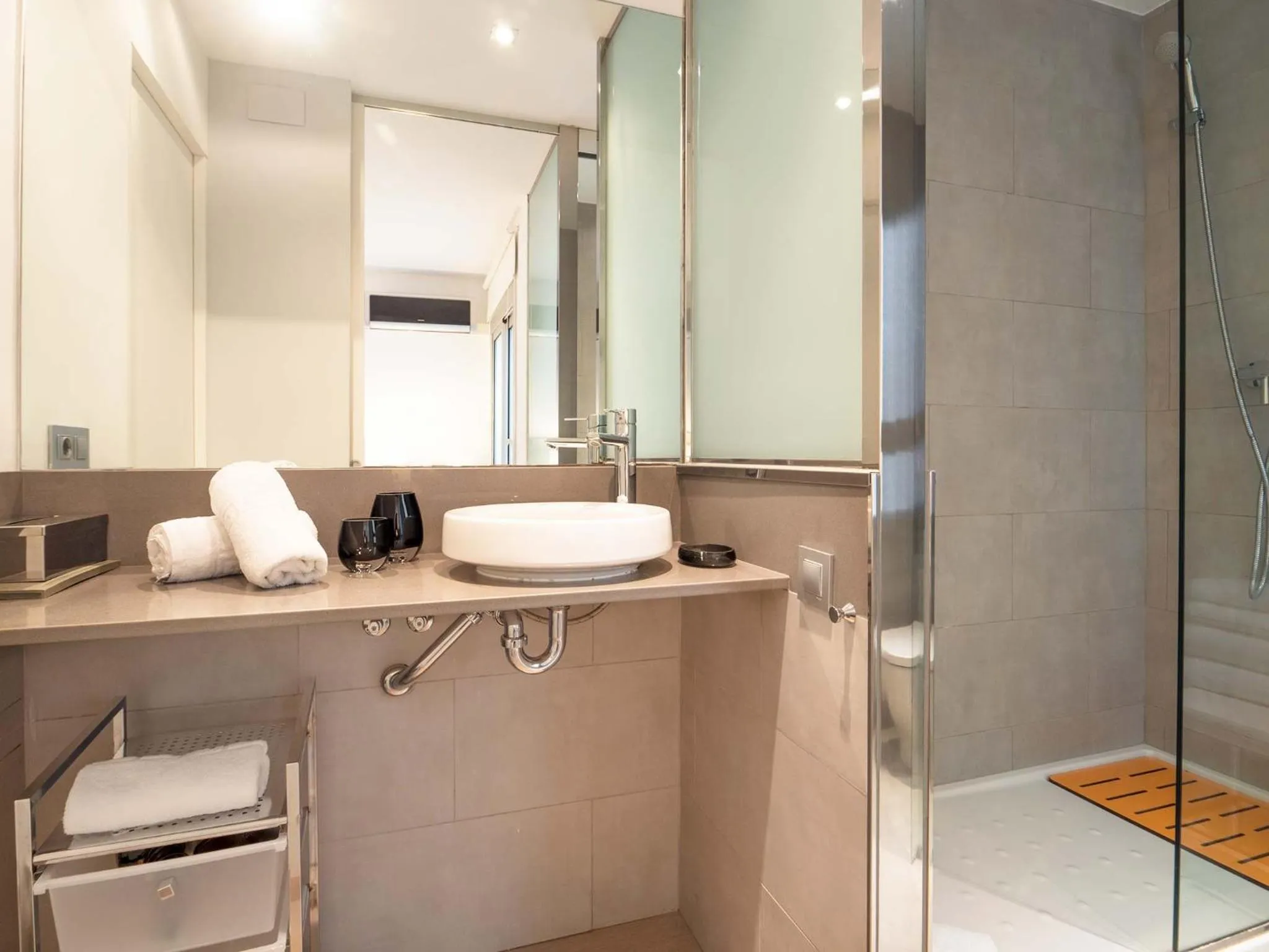 Shower in Rent Top Apartments Rambla Catalunya