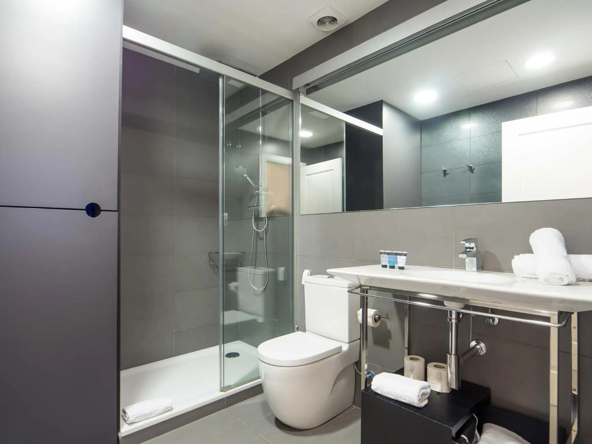 Shower in Rent Top Apartments Rambla Catalunya