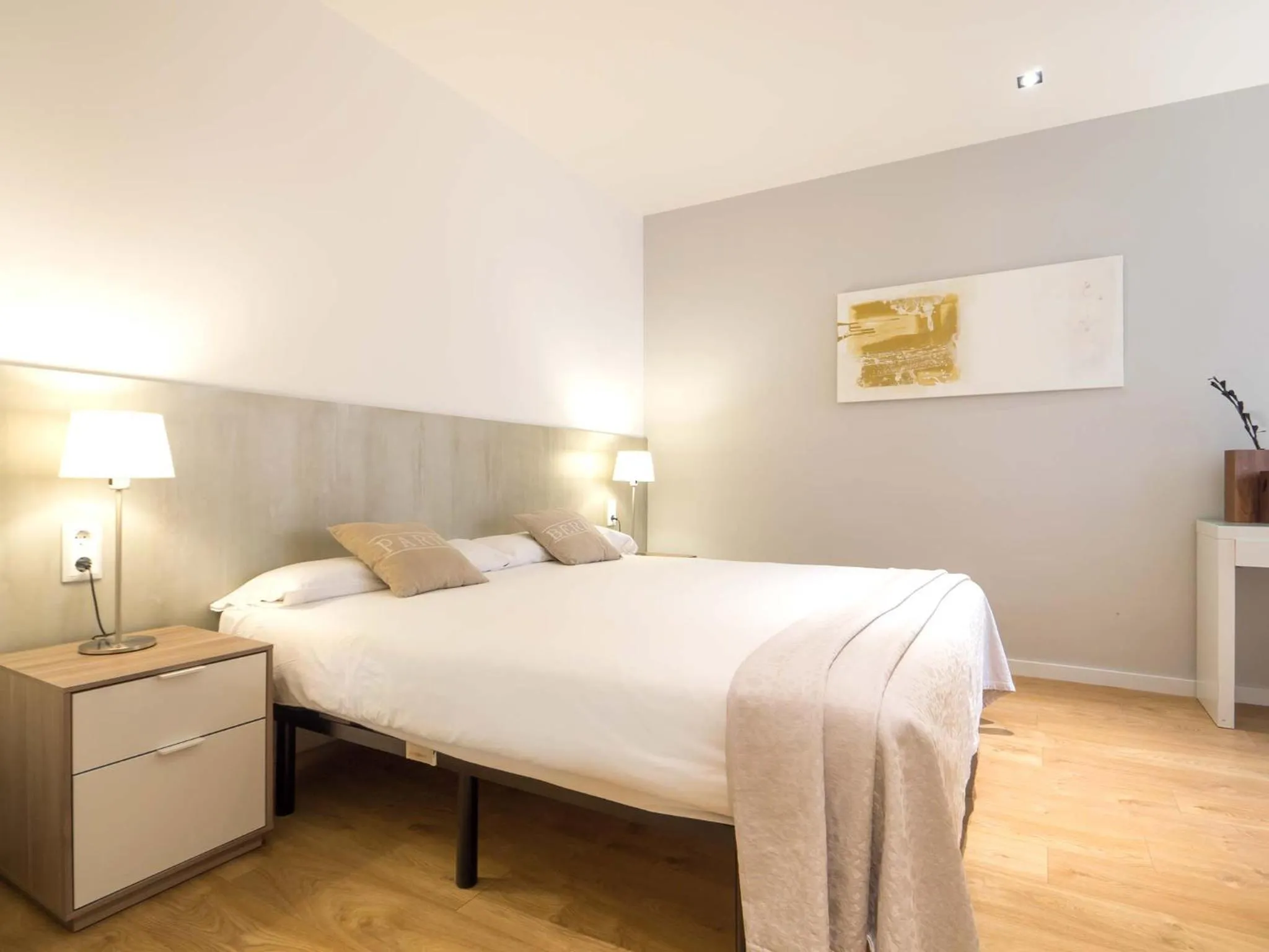 Photo of the whole room, Bed in Rent Top Apartments Rambla Catalunya