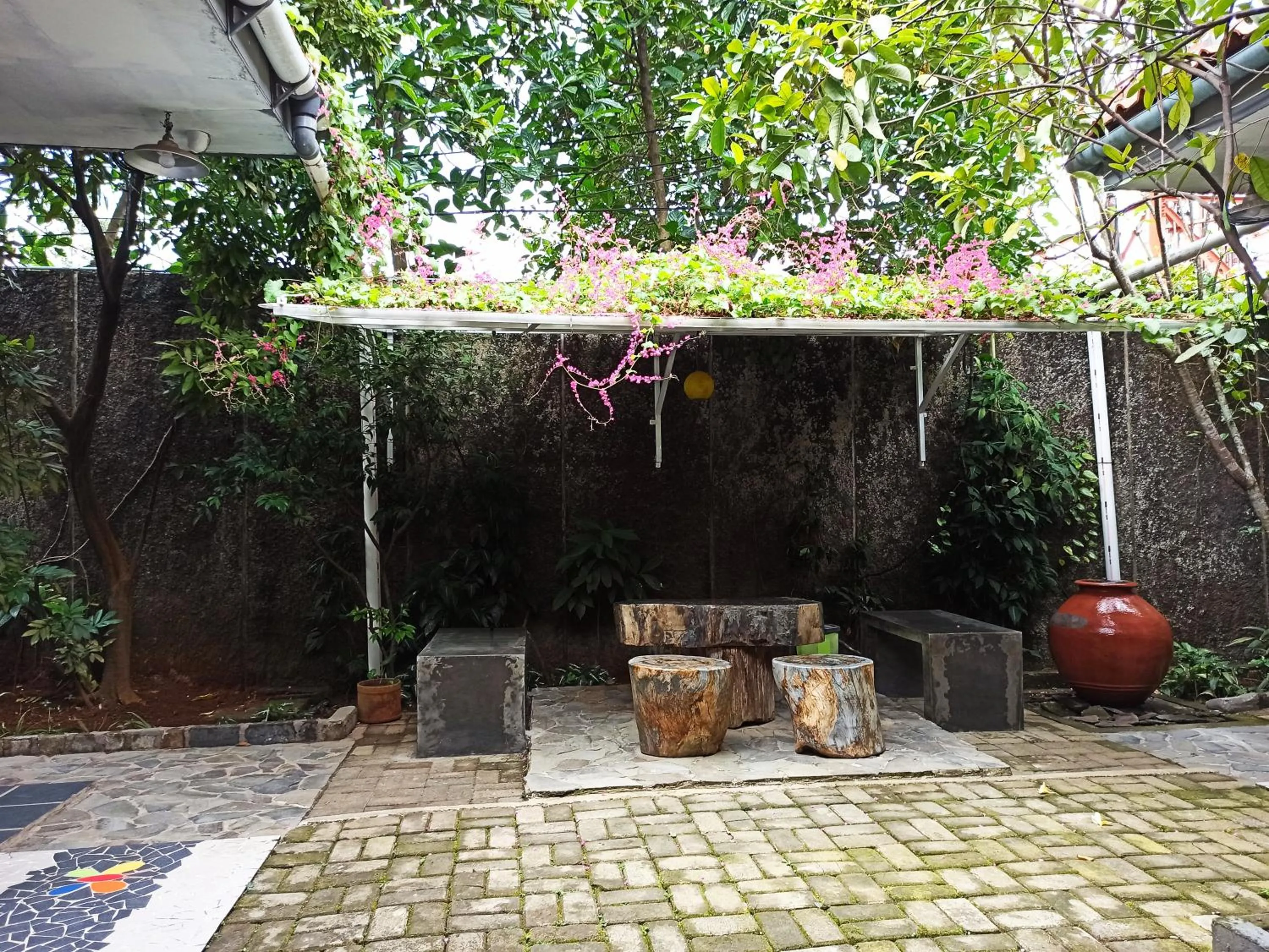 Garden view in Jeng Tini Guest House