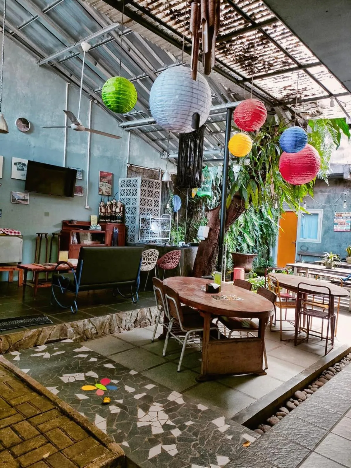 Communal lounge/ TV room in Jeng Tini Guest House