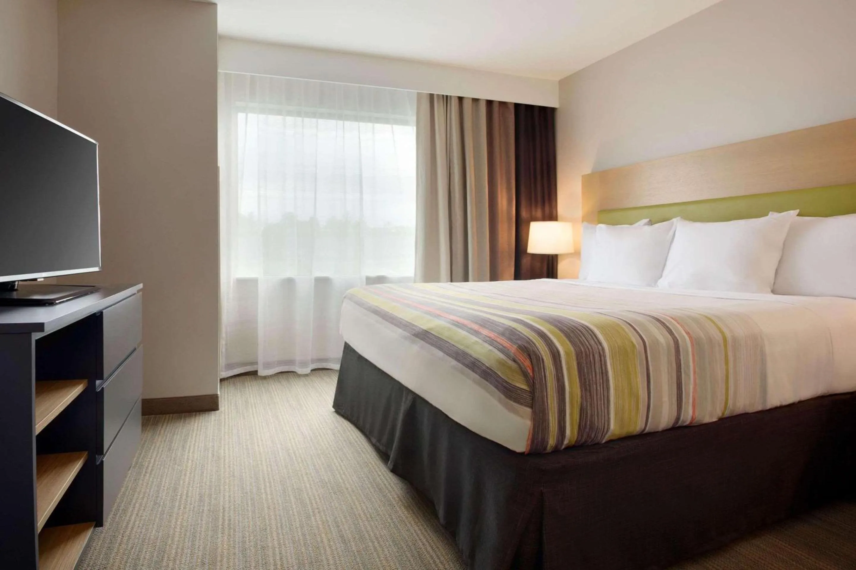 Bedroom, Bed in Country Inn & Suites by Radisson Asheville River Arts District
