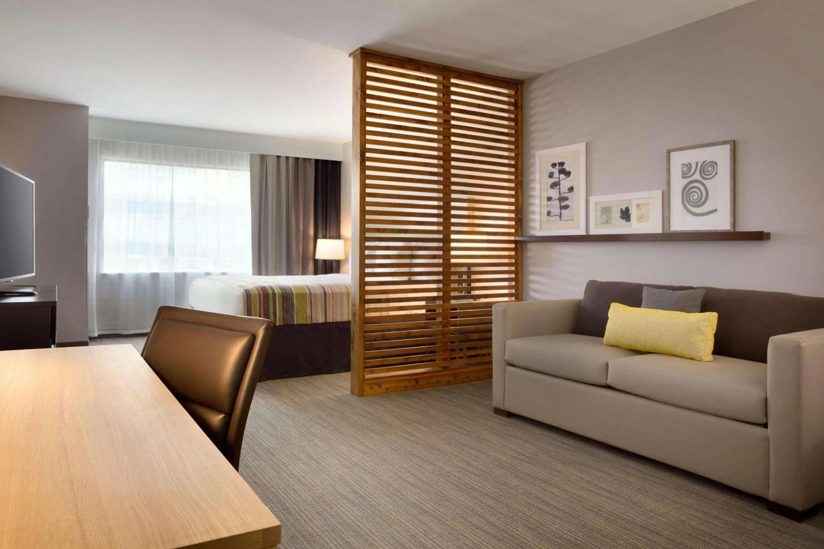 Bedroom in Country Inn & Suites by Radisson Asheville River Arts District