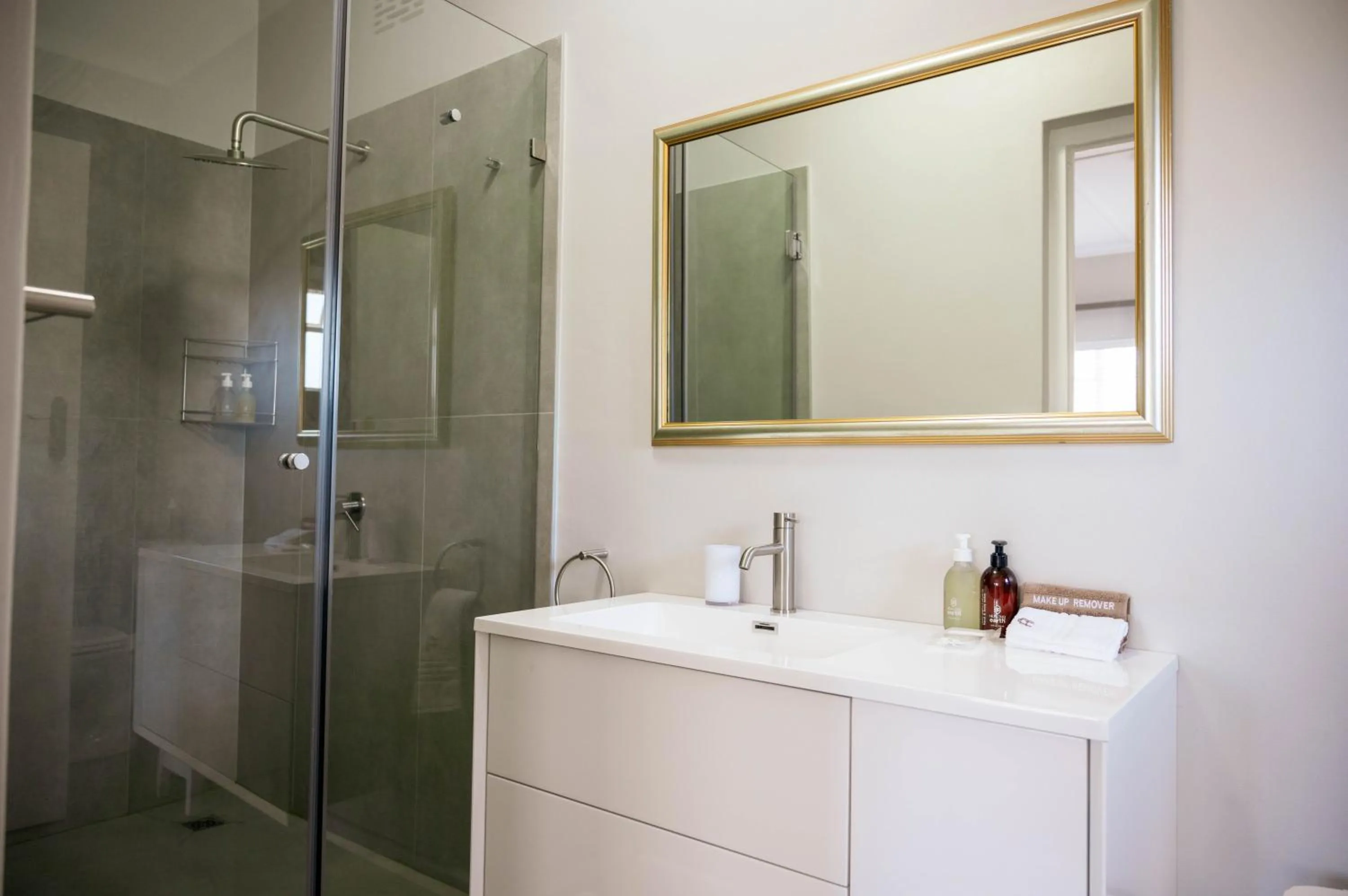 Shower in Rozenburg Guest House