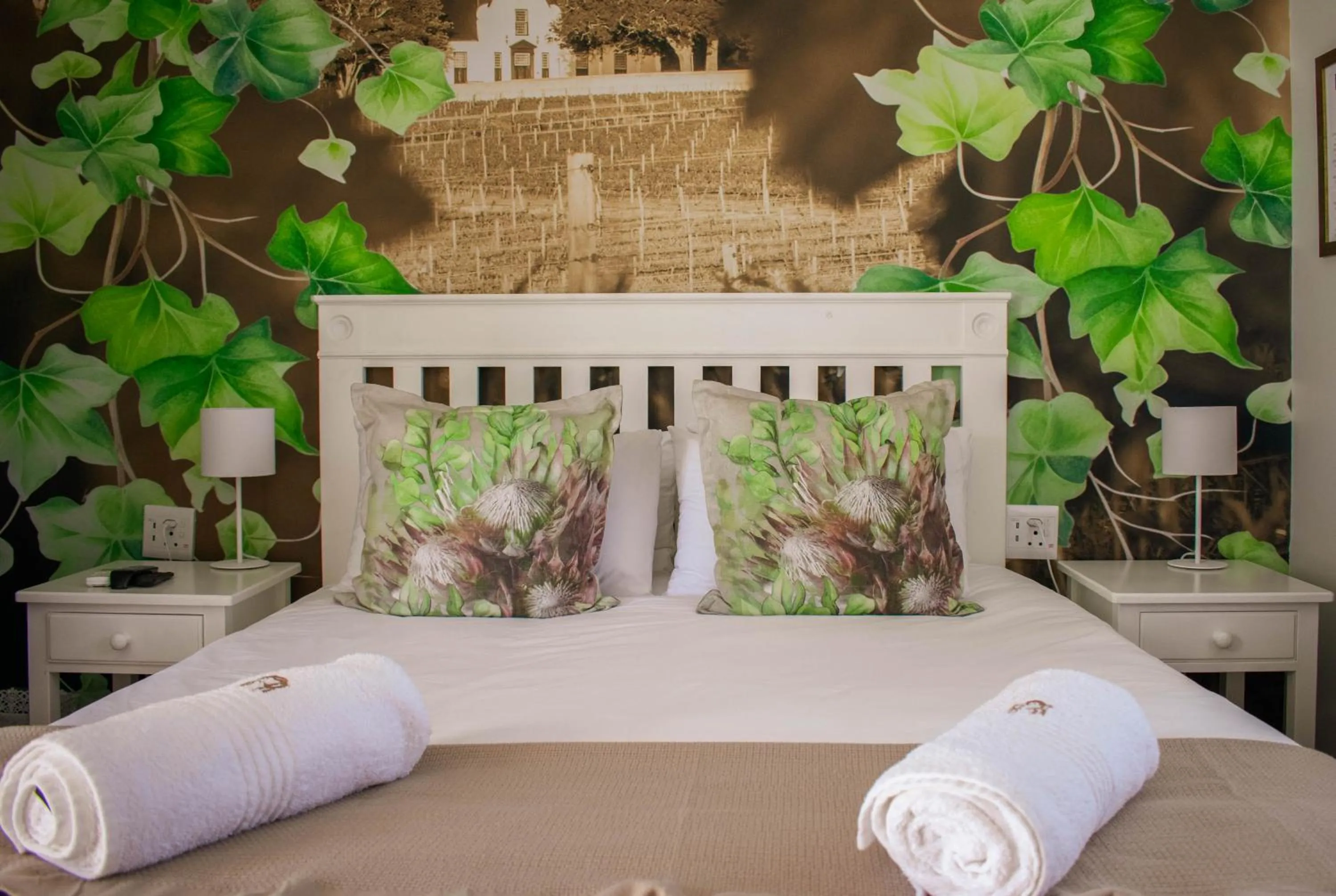 Petite Queen Room in Rozenburg Guest House