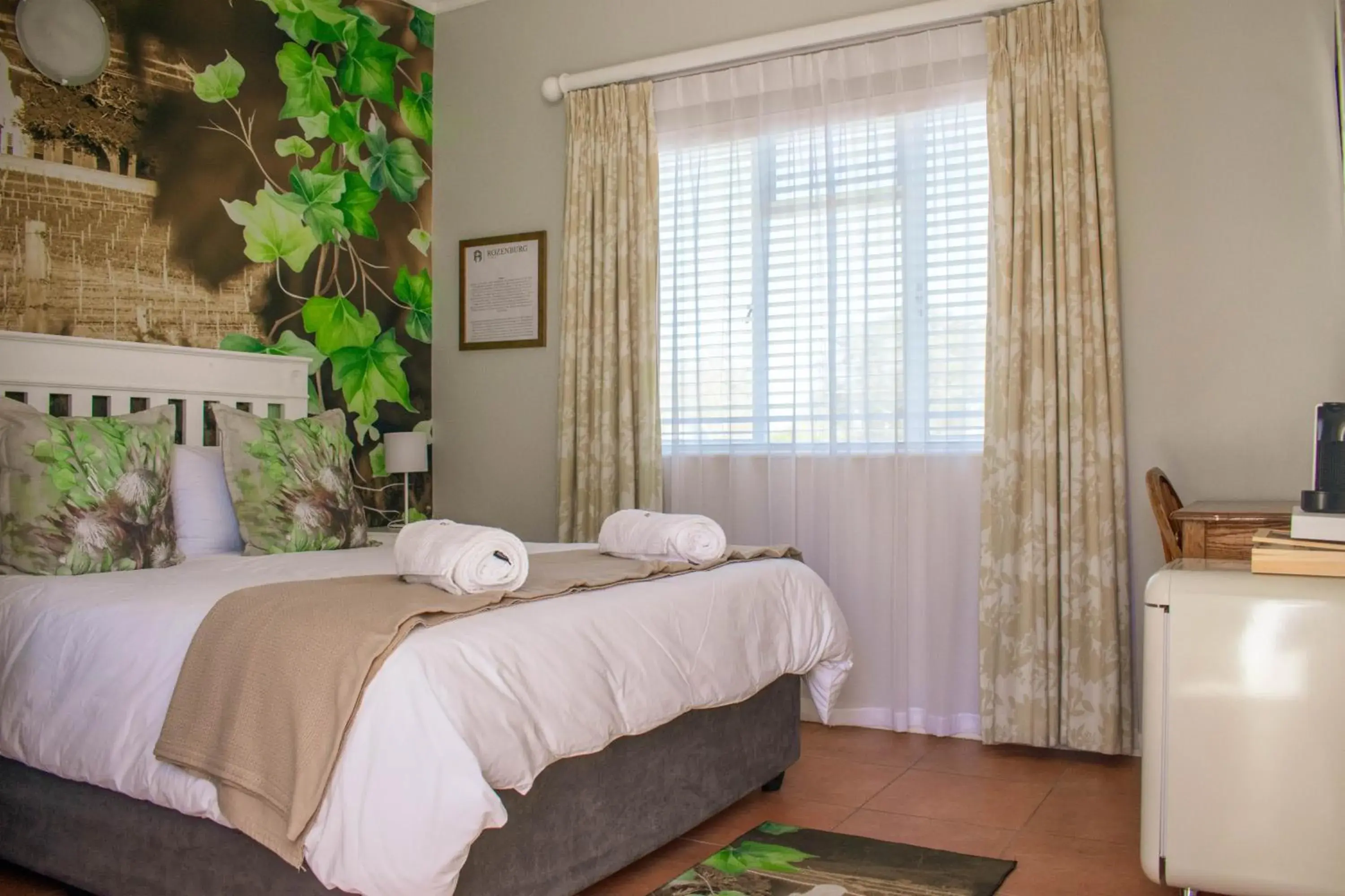 Petite Queen Room in Rozenburg Guest House Petite Queen Room in Rozenburg Guest House