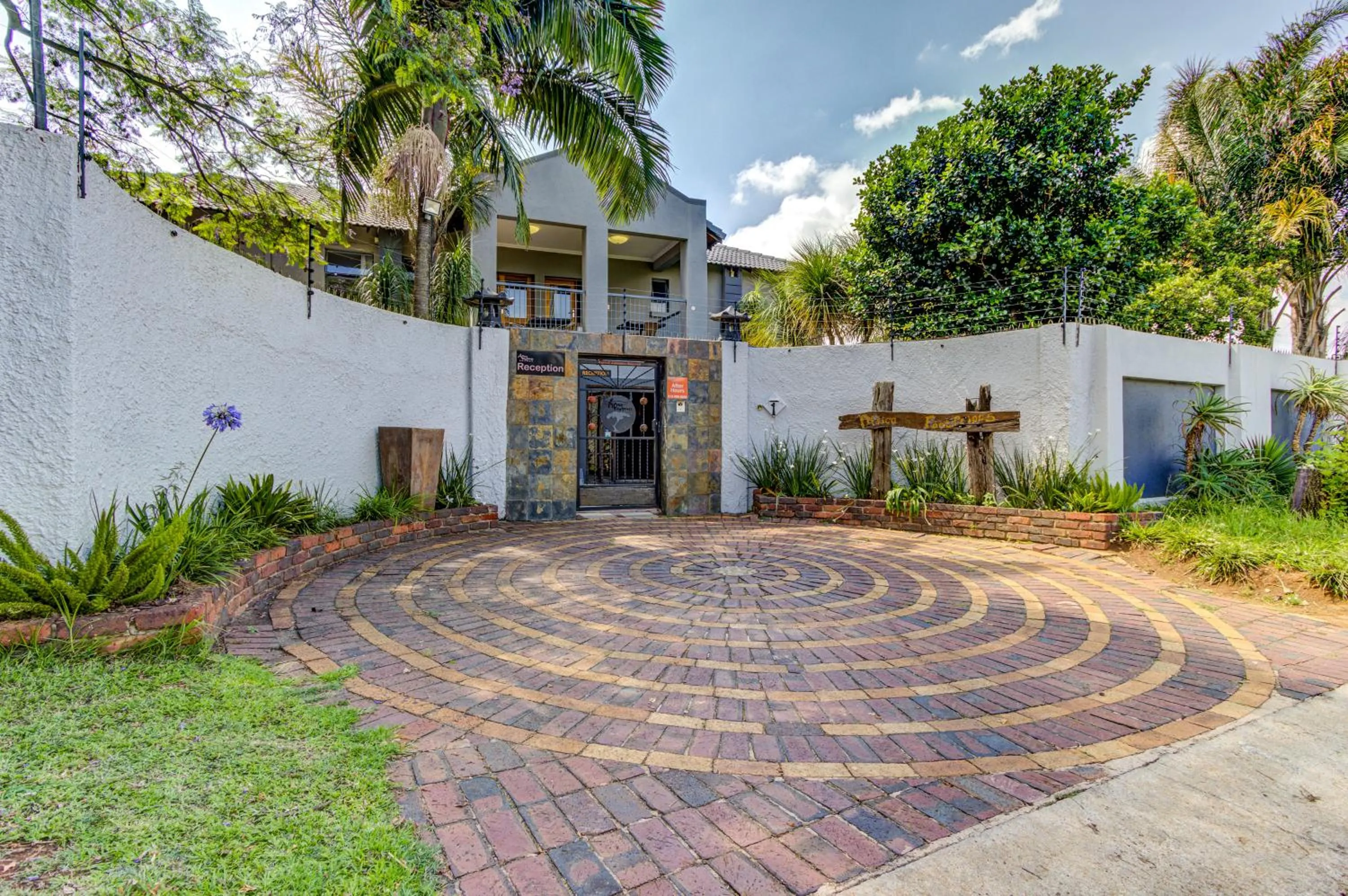 Facade/entrance in Africa Footprints Lodge Kempton Park