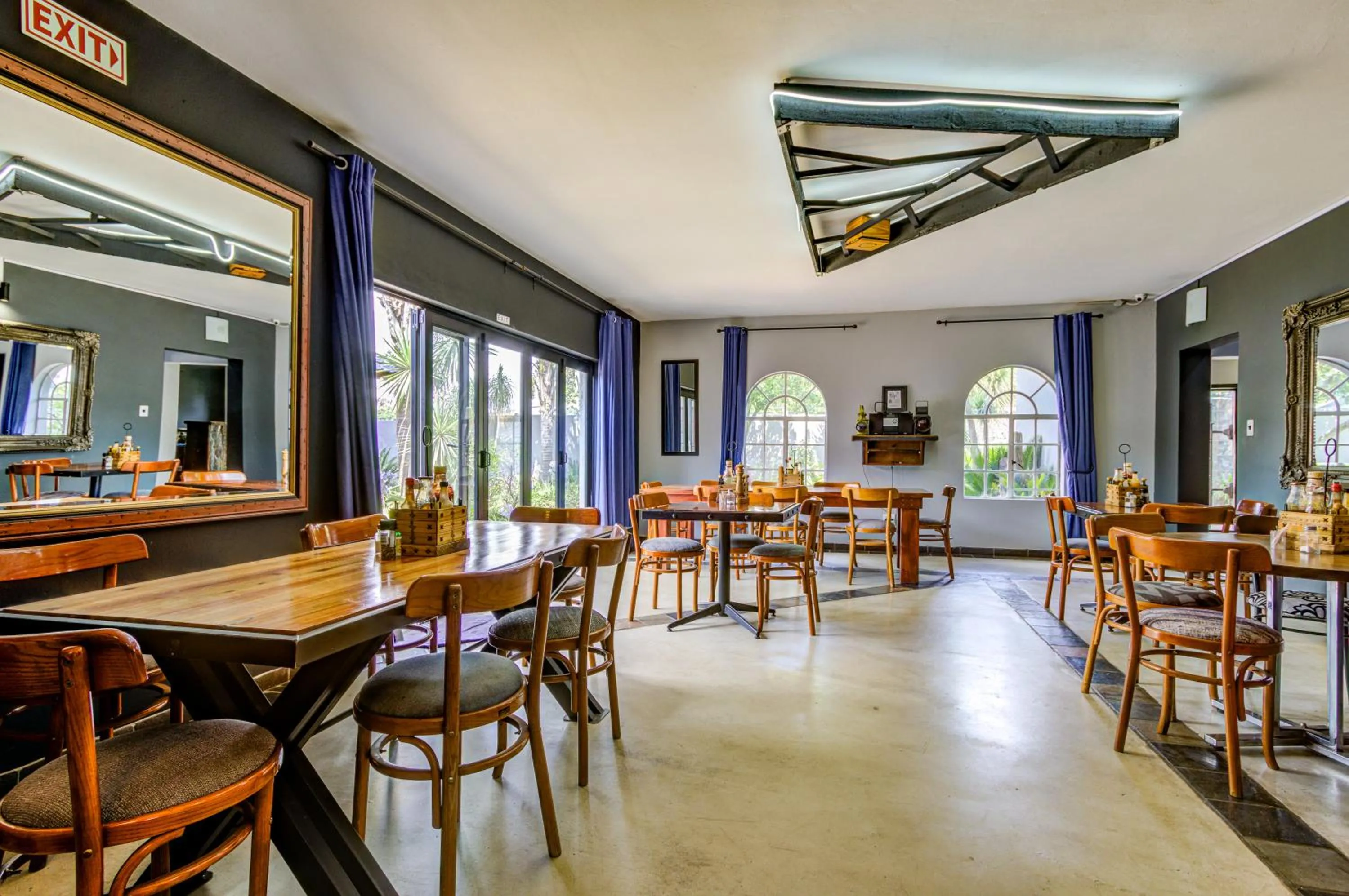 Dining area in Africa Footprints Lodge Kempton Park