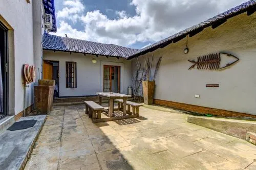 Inner courtyard view in Africa Footprints Lodge Kempton Park