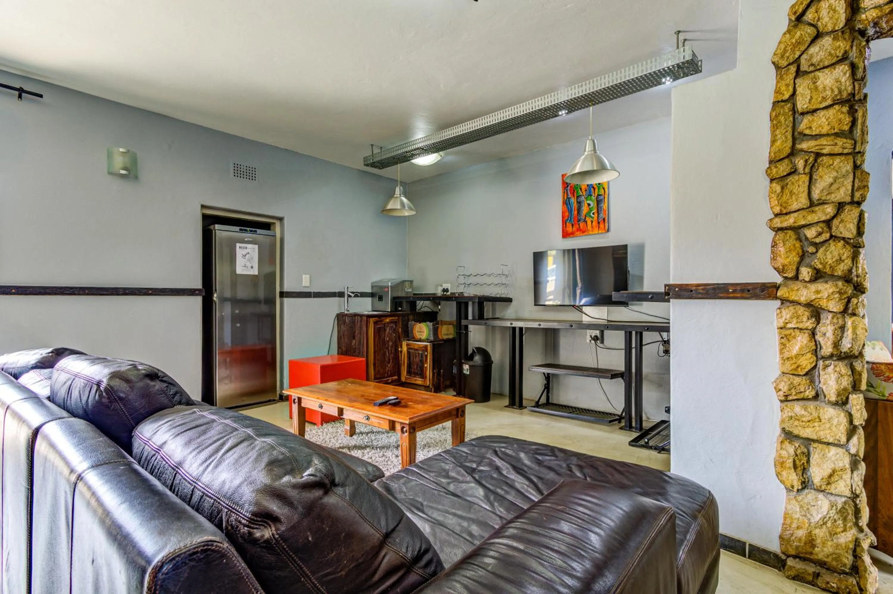 Communal lounge/ TV room in Africa Footprints Lodge Kempton Park