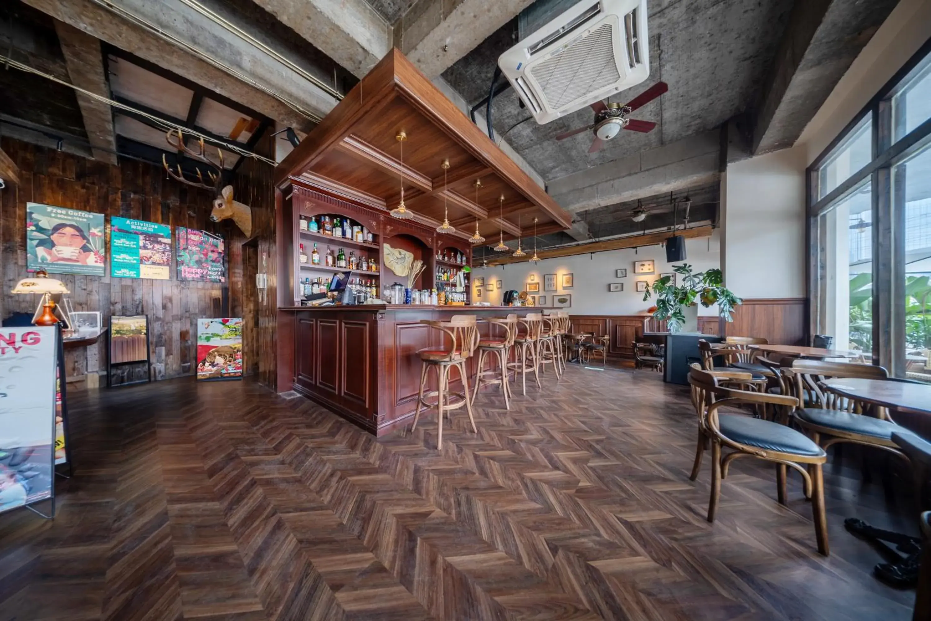 Lounge or bar in SONDERIA Lazybones Hostel- Wenshu Temple Side, Chill Hostel with All-Day Brunch, Travel Agency in English & Local Bar Vibes Lounge or bar in SONDERIA Lazybones Hostel- Wenshu Temple Side, Chill Hostel with All-Day Brunch, Travel Agency in English & Local Bar Vibes