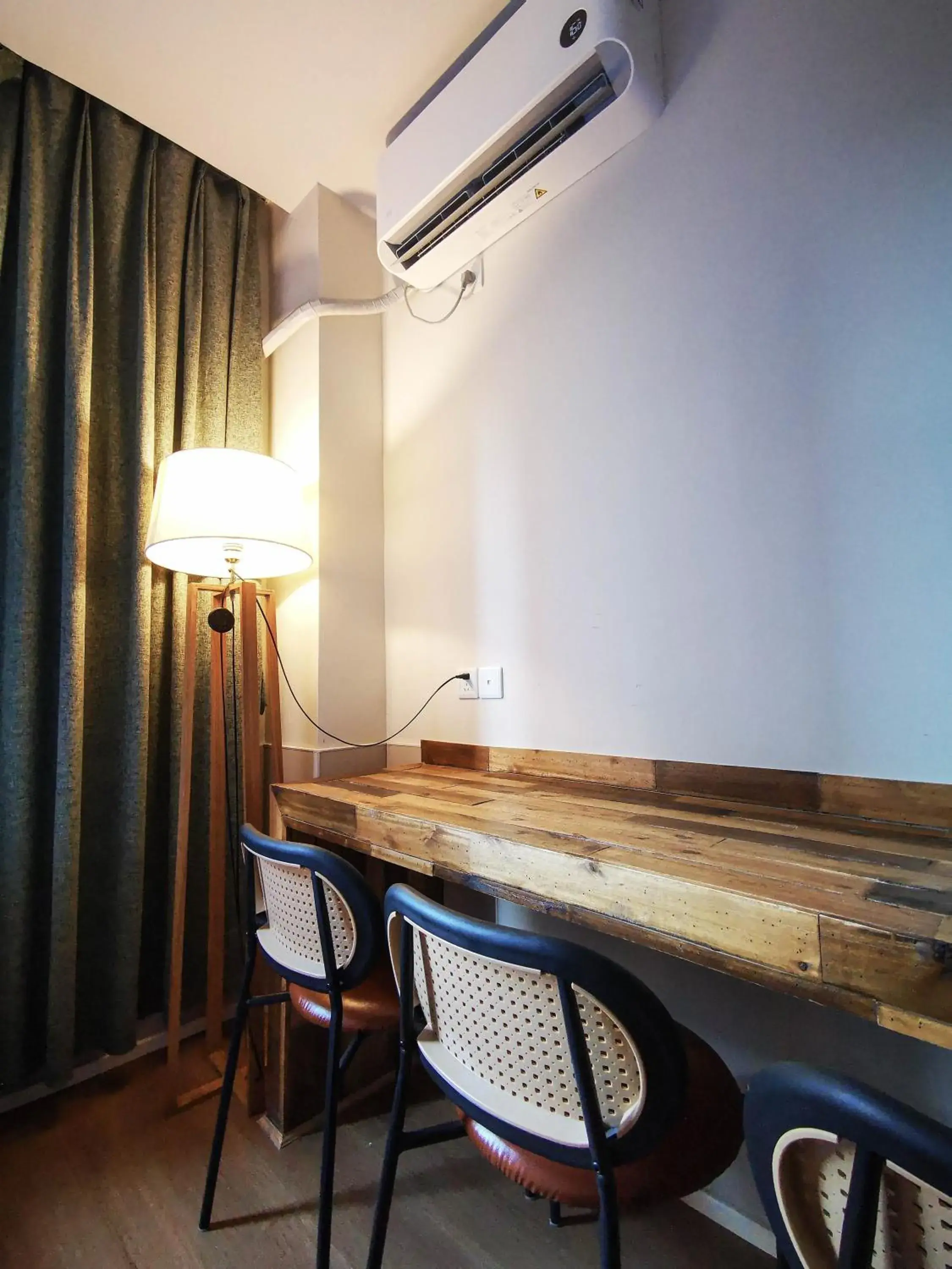 Living room in SONDERIA Lazybones Hostel- Wenshu Temple Side, Chill Hostel with All-Day Brunch, Travel Agency in English & Local Bar Vibes Living room in SONDERIA Lazybones Hostel- Wenshu Temple Side, Chill Hostel with All-Day Brunch, Travel Agency in English & Local Bar Vibes