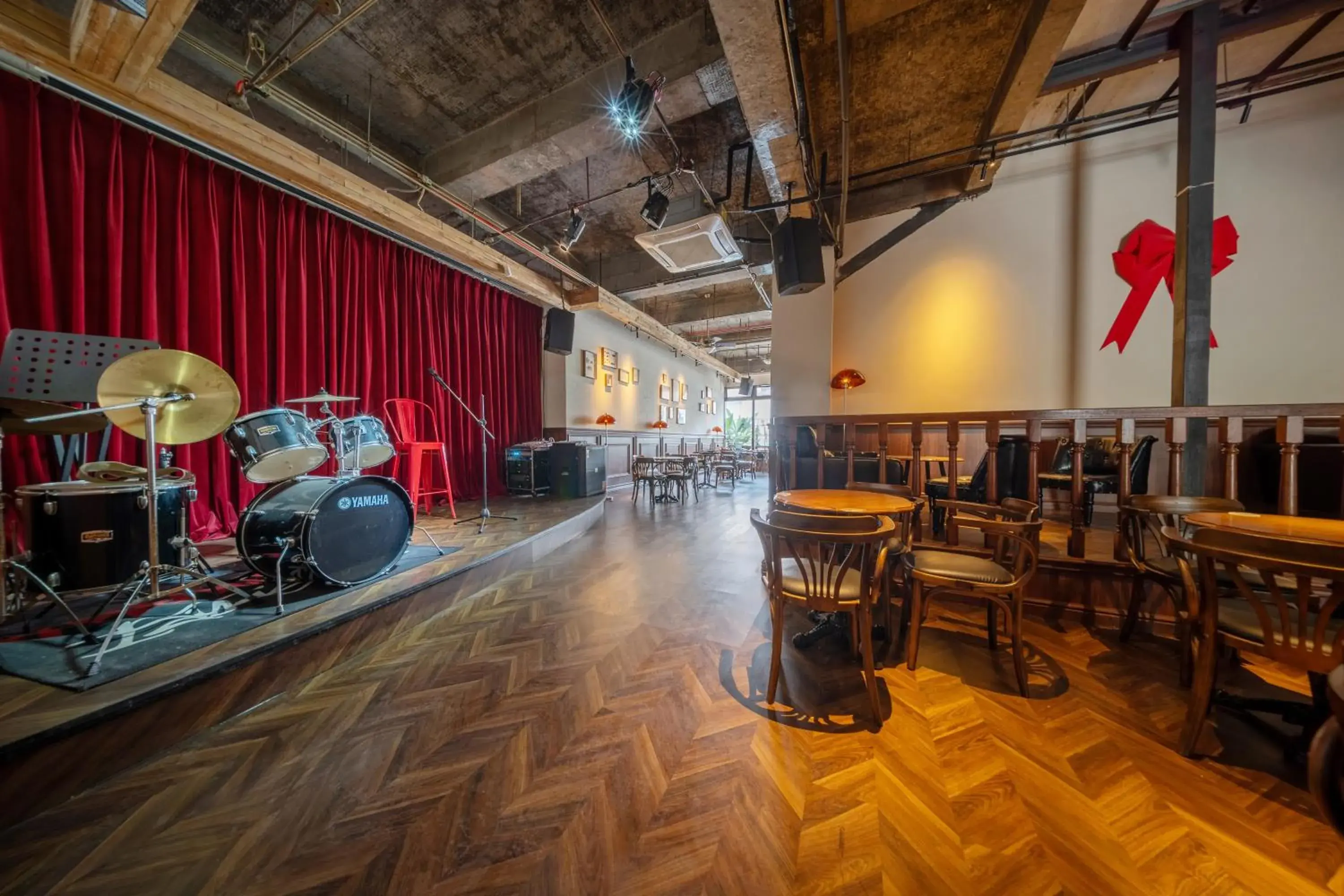 Lounge or bar in SONDERIA Lazybones Hostel- Wenshu Temple Side, Chill Hostel with All-Day Brunch, Travel Agency in English & Local Bar Vibes Lounge or bar in SONDERIA Lazybones Hostel- Wenshu Temple Side, Chill Hostel with All-Day Brunch, Travel Agency in English & Local Bar Vibes