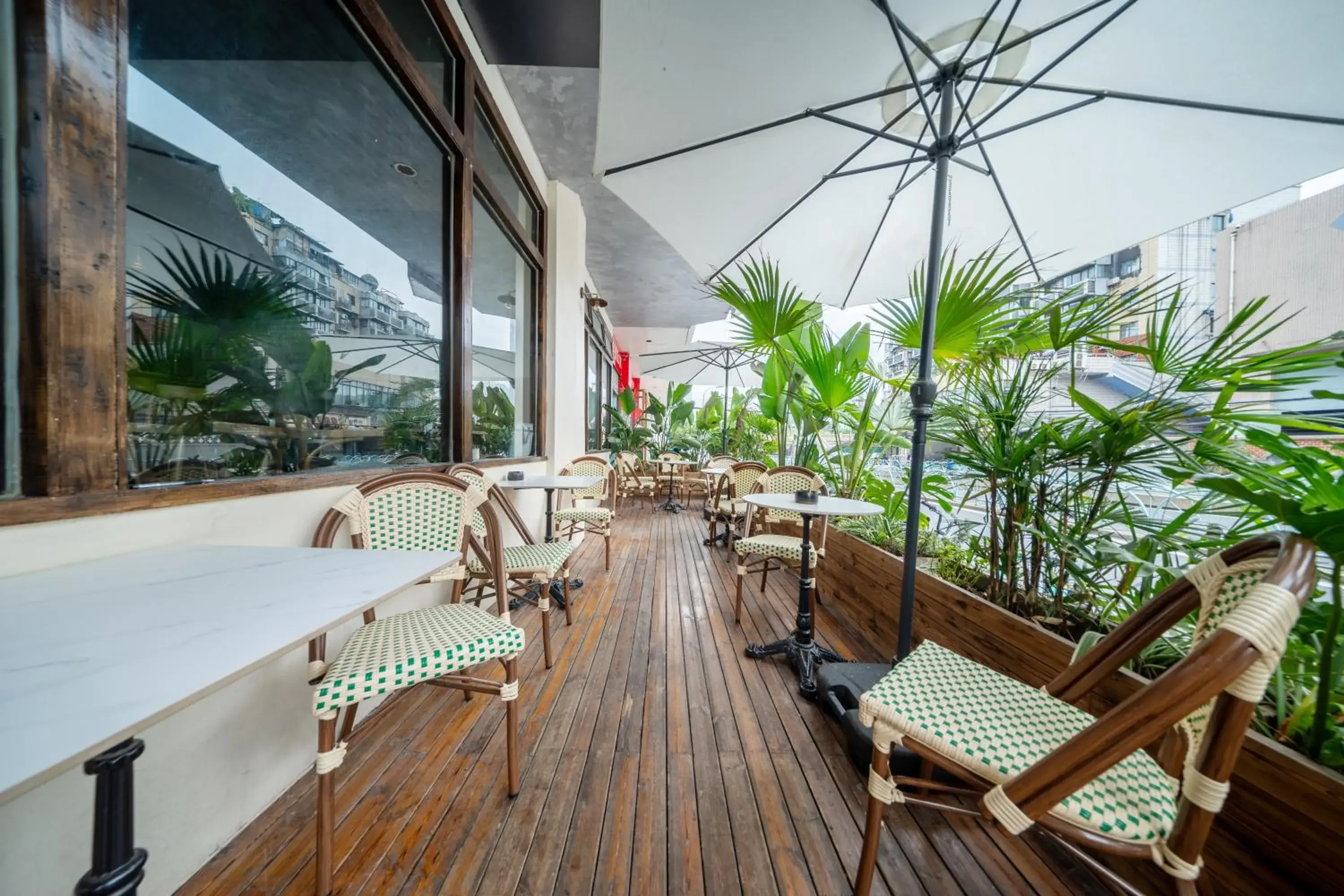 Lounge or bar in SONDERIA Lazybones Hostel- Wenshu Temple Side, Chill Hostel with All-Day Brunch, Travel Agency in English & Local Bar Vibes Lounge or bar in SONDERIA Lazybones Hostel- Wenshu Temple Side, Chill Hostel with All-Day Brunch, Travel Agency in English & Local Bar Vibes