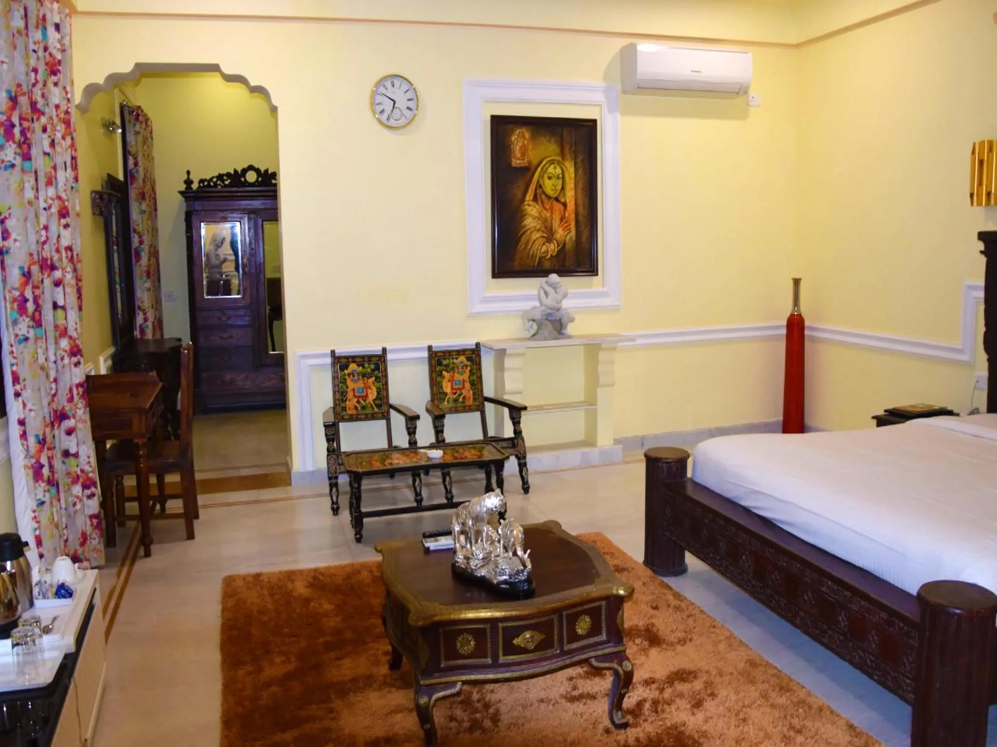 Bed in Syna Heritage Hotel