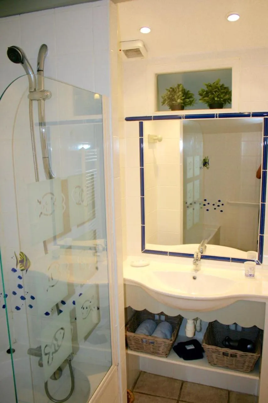 Bathroom in La Rougeanne