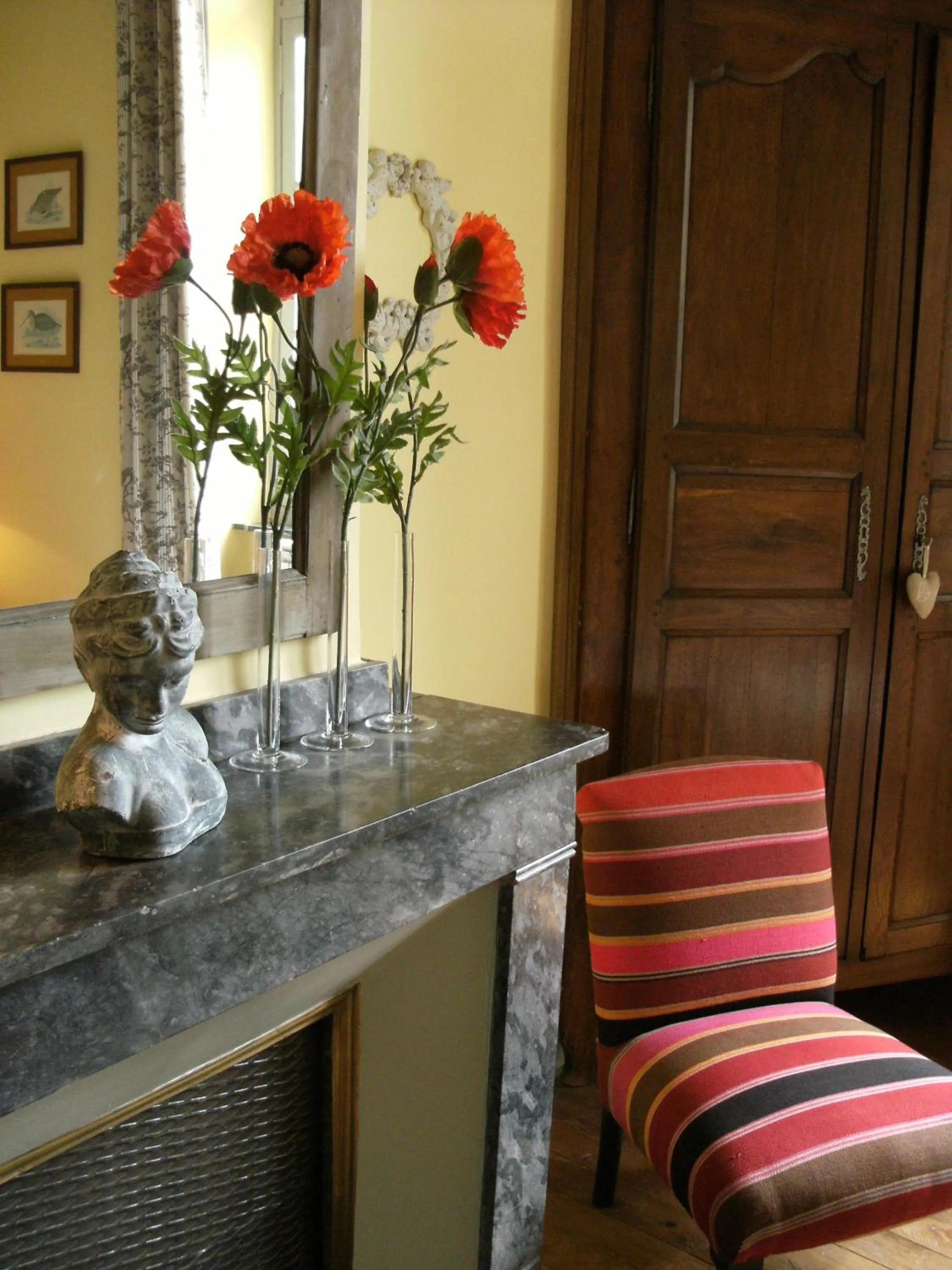 Photo of the whole room in La Rougeanne