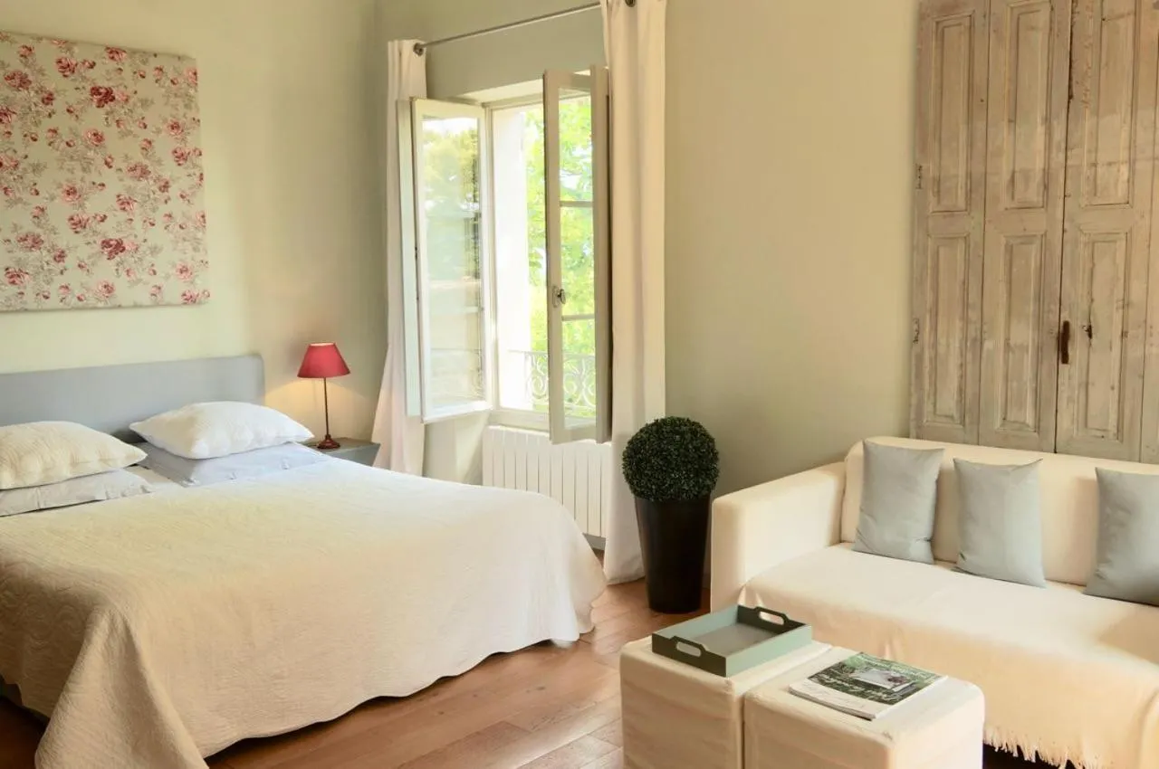 Photo of the whole room in La Rougeanne