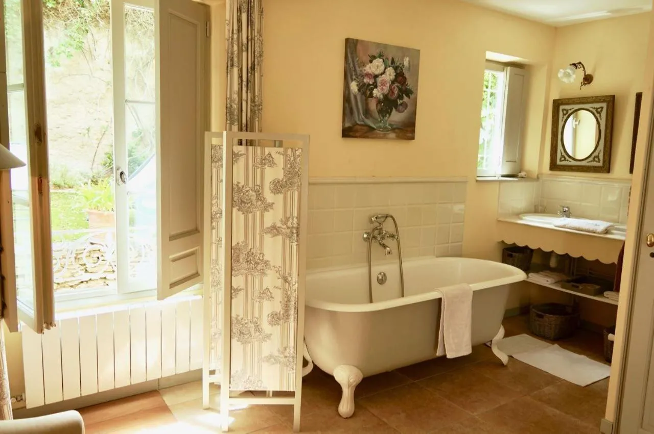 Bathroom in La Rougeanne