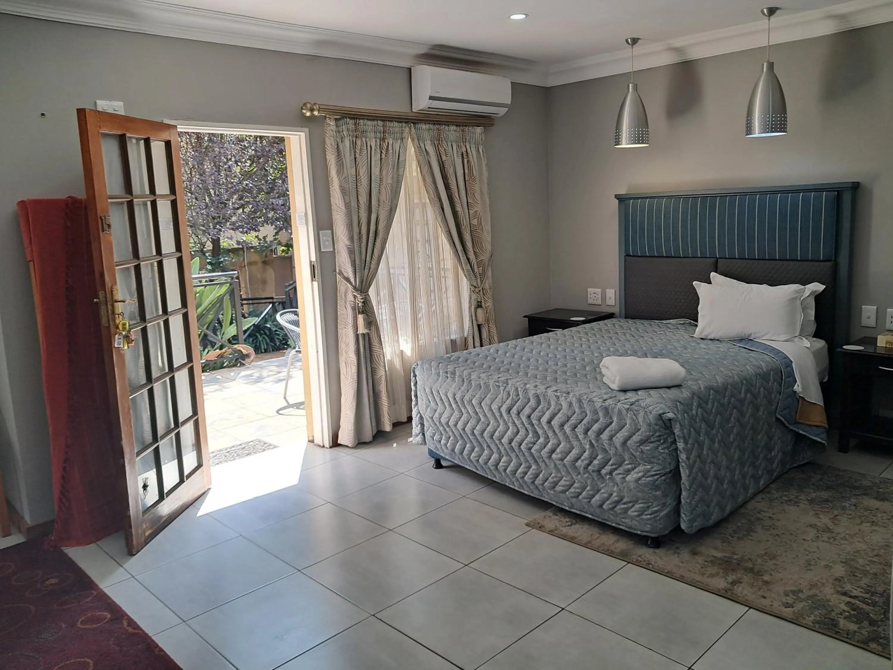 Photo of the whole room, Bed in Constantia Manor Guest House